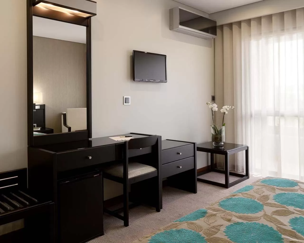 Seating area, Bed in Cardal Hotel