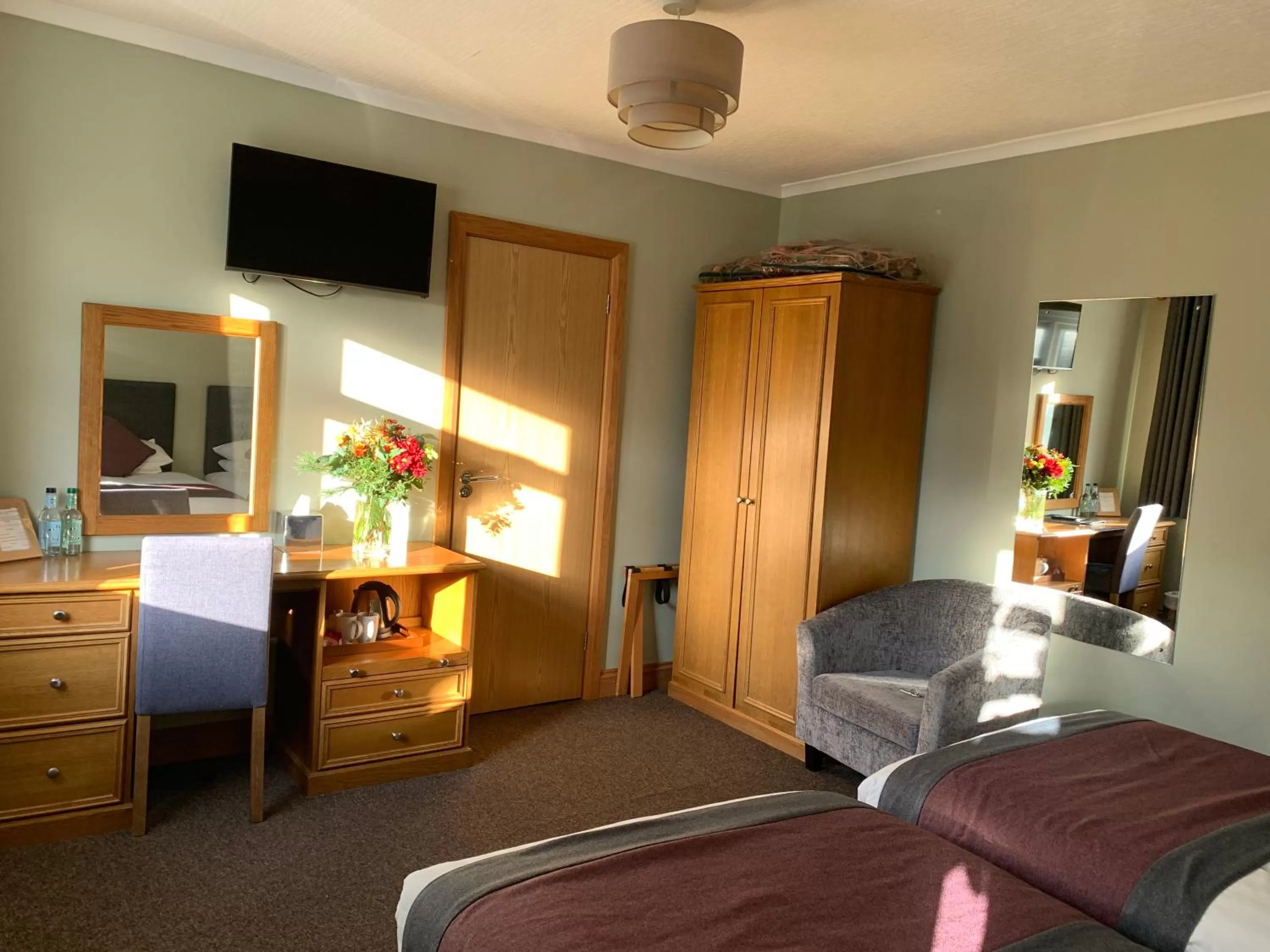 Photo of the whole room, Bed in St. Davids Cross Hotel