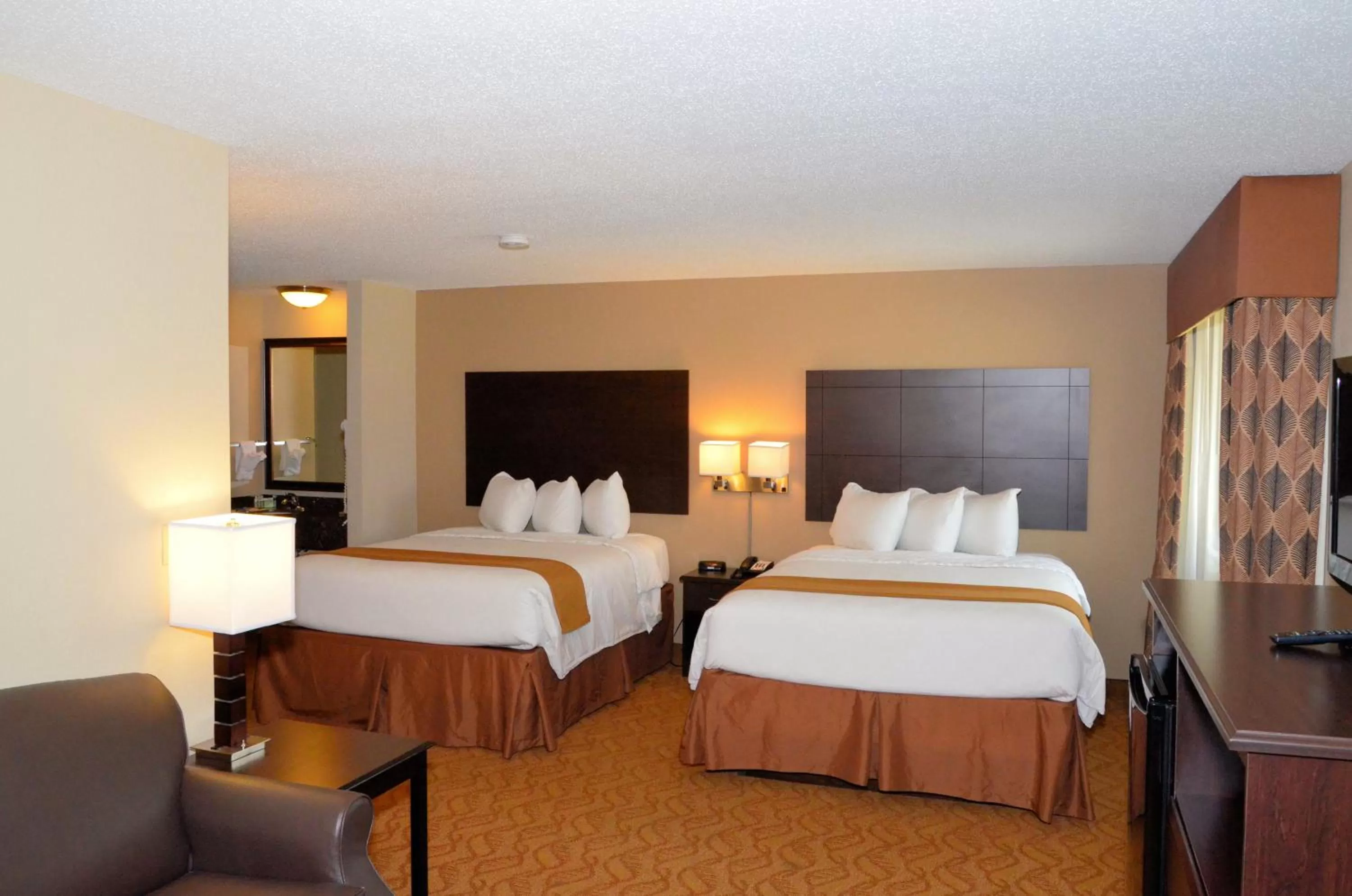 Bed in Cobblestone Inn & Suites - Lake View