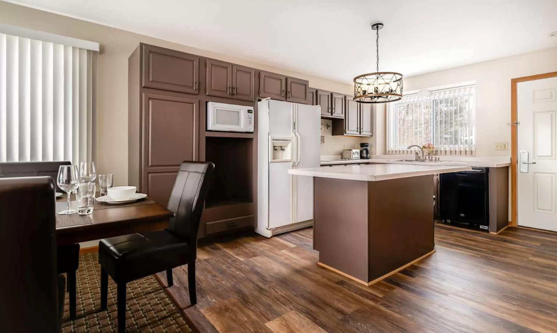 Kitchen or kitchenette in The VUE Boutique Hotel & Boathouse