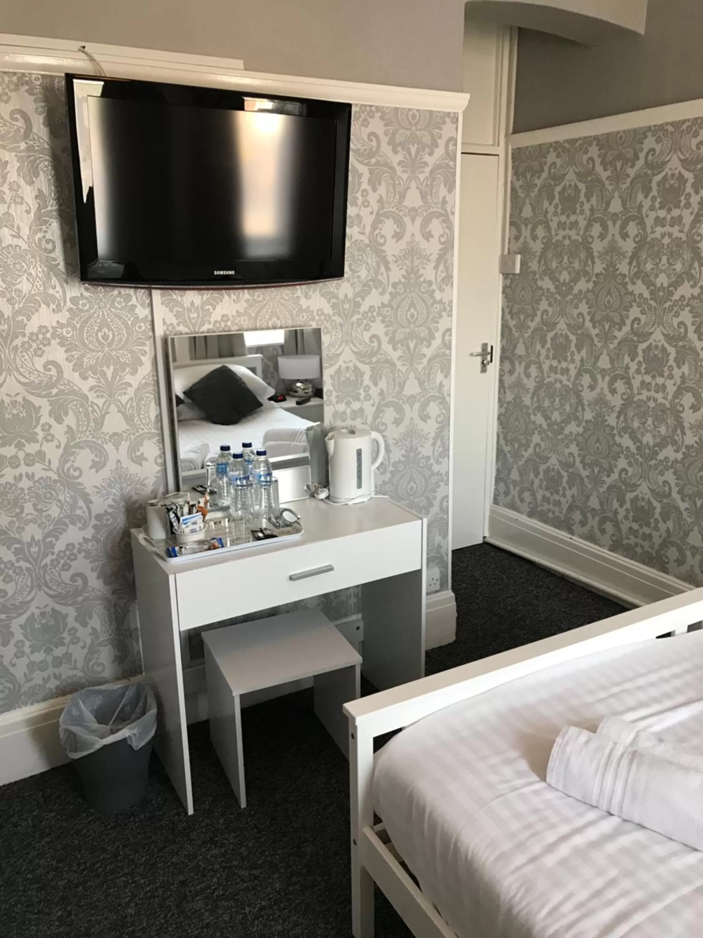 Bedroom, Bed in Queens Plaza Hotel