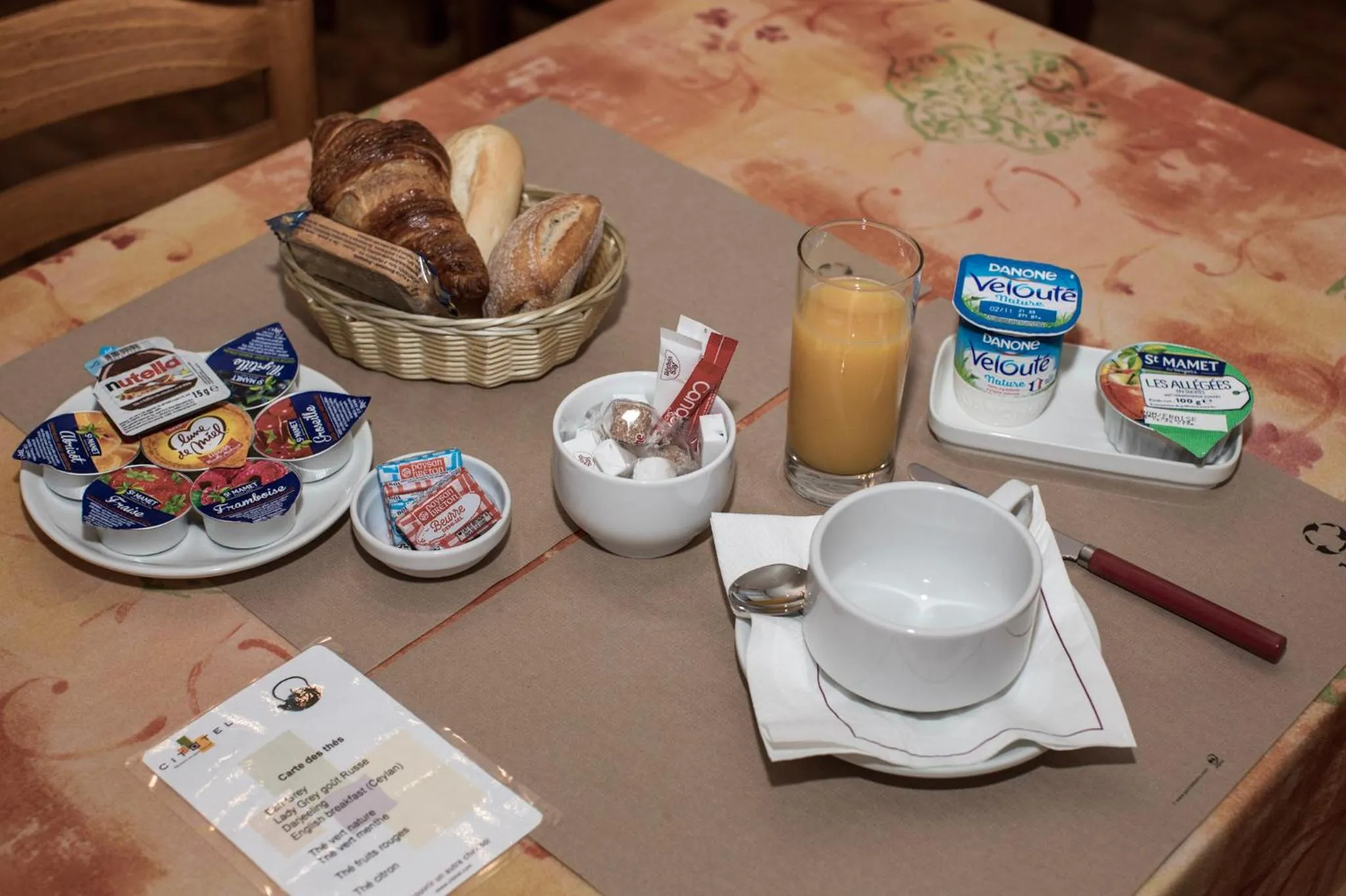 Food and drinks in Cit'Hotel Aéro-Hotel