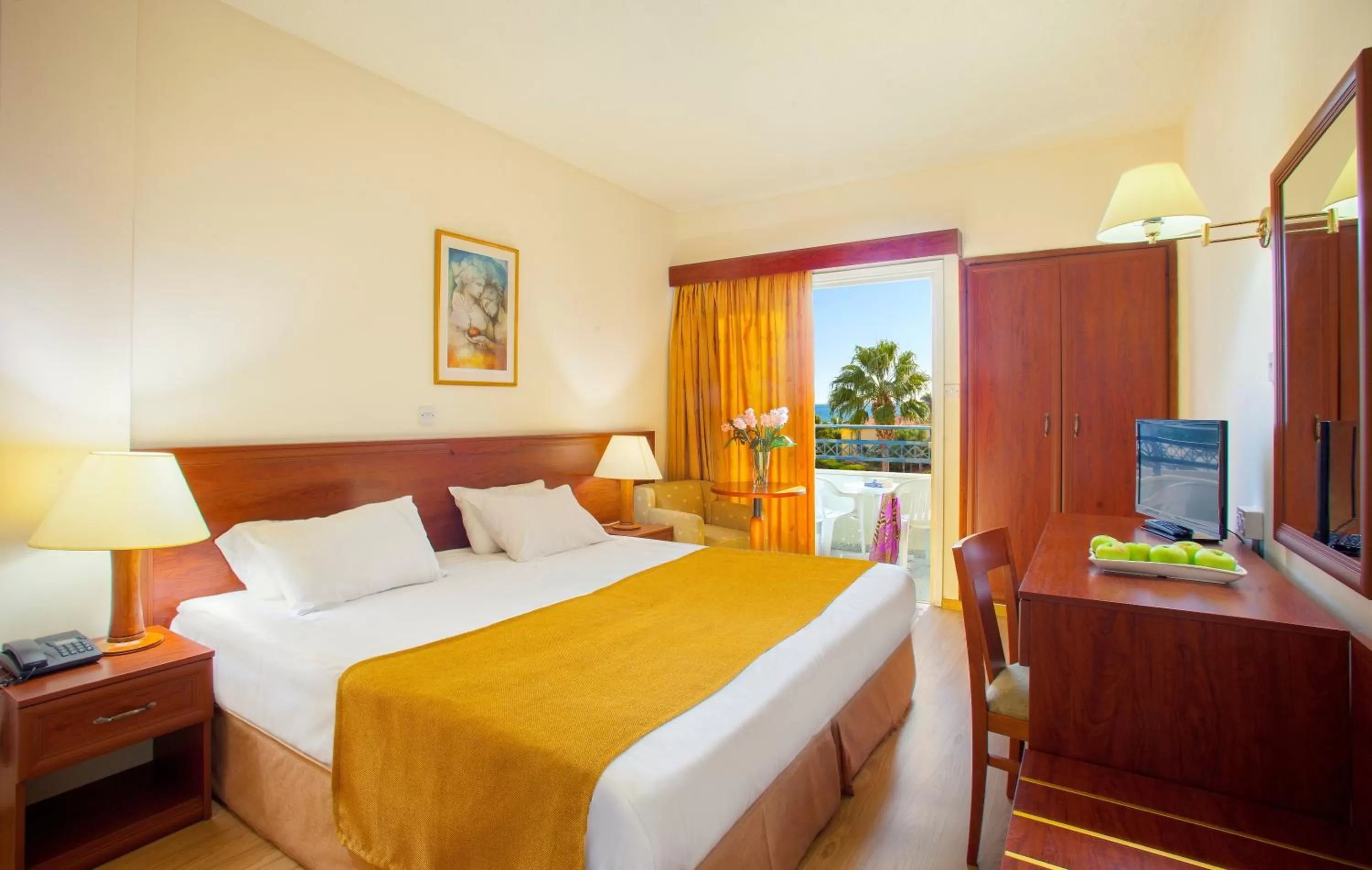 Bedroom, Bed in Kapetanios Limassol Hotel