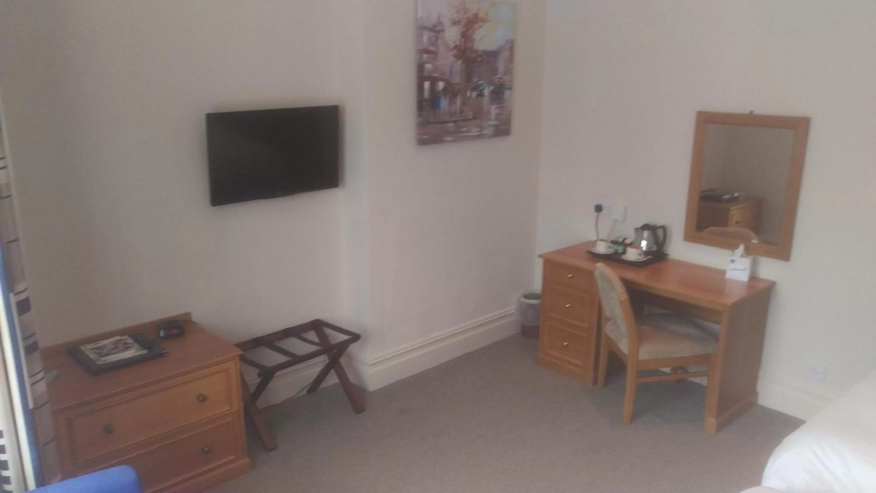 TV and multimedia, TV/Entertainment Center in Best Western Brook Hotel