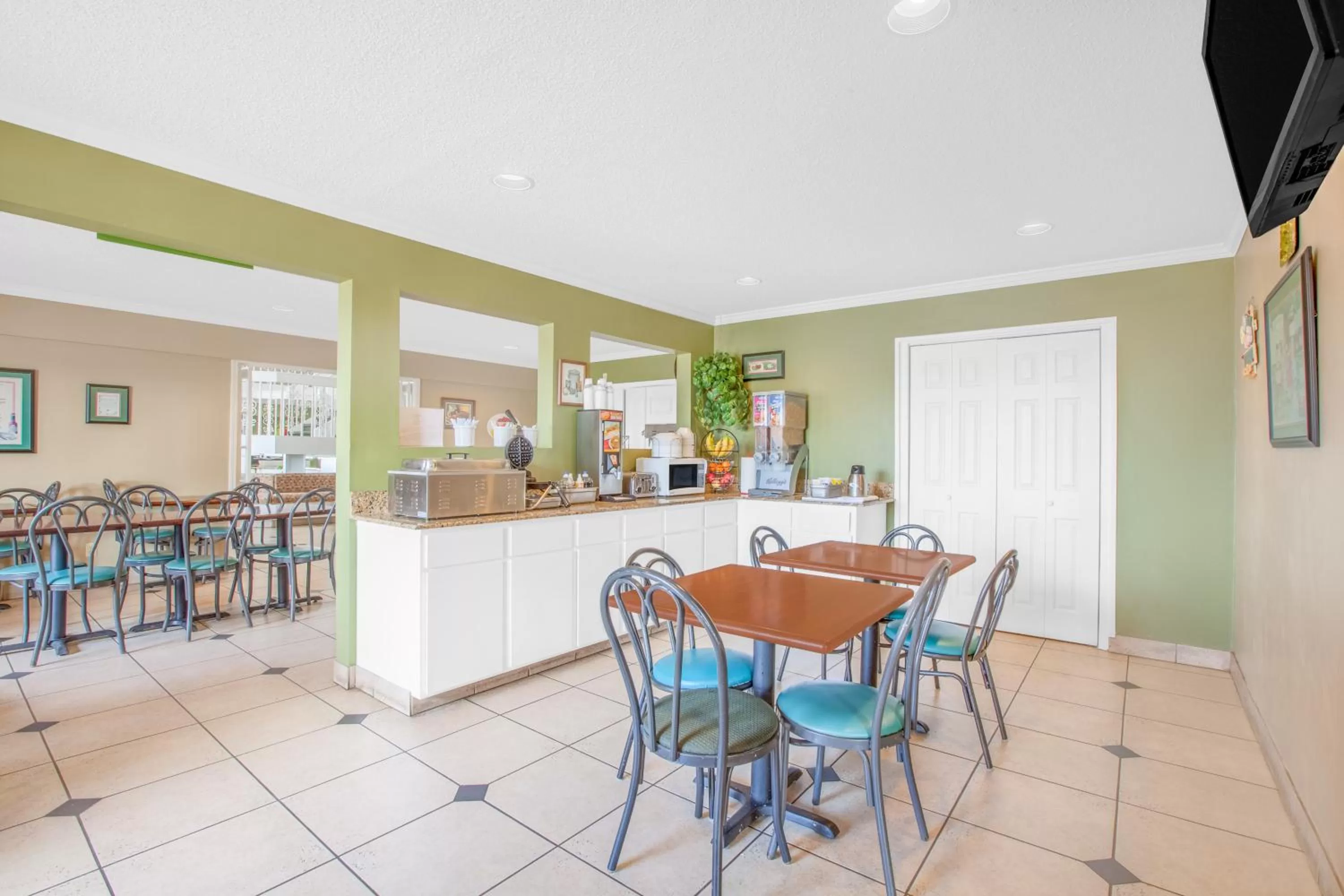 Restaurant/places to eat in Super 8 by Wyndham New Iberia