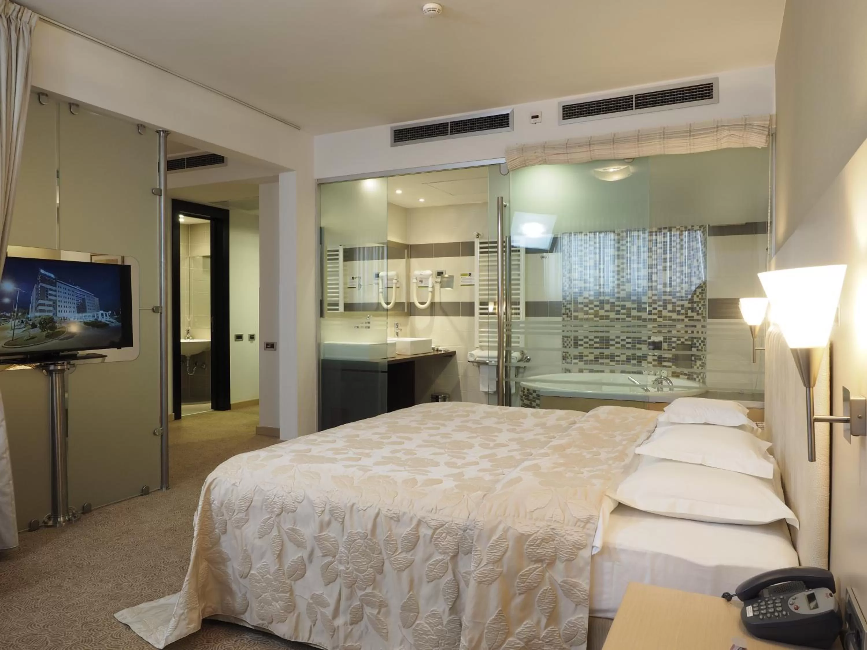 Photo of the whole room, Bed in IN Hotel Beograd