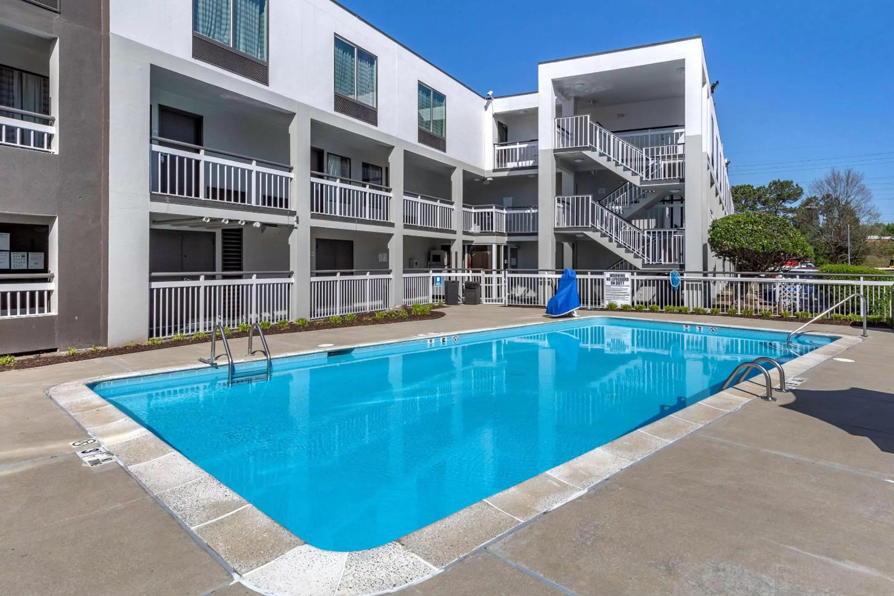 Swimming pool in Quality Inn Duluth - Atlanta Northeast