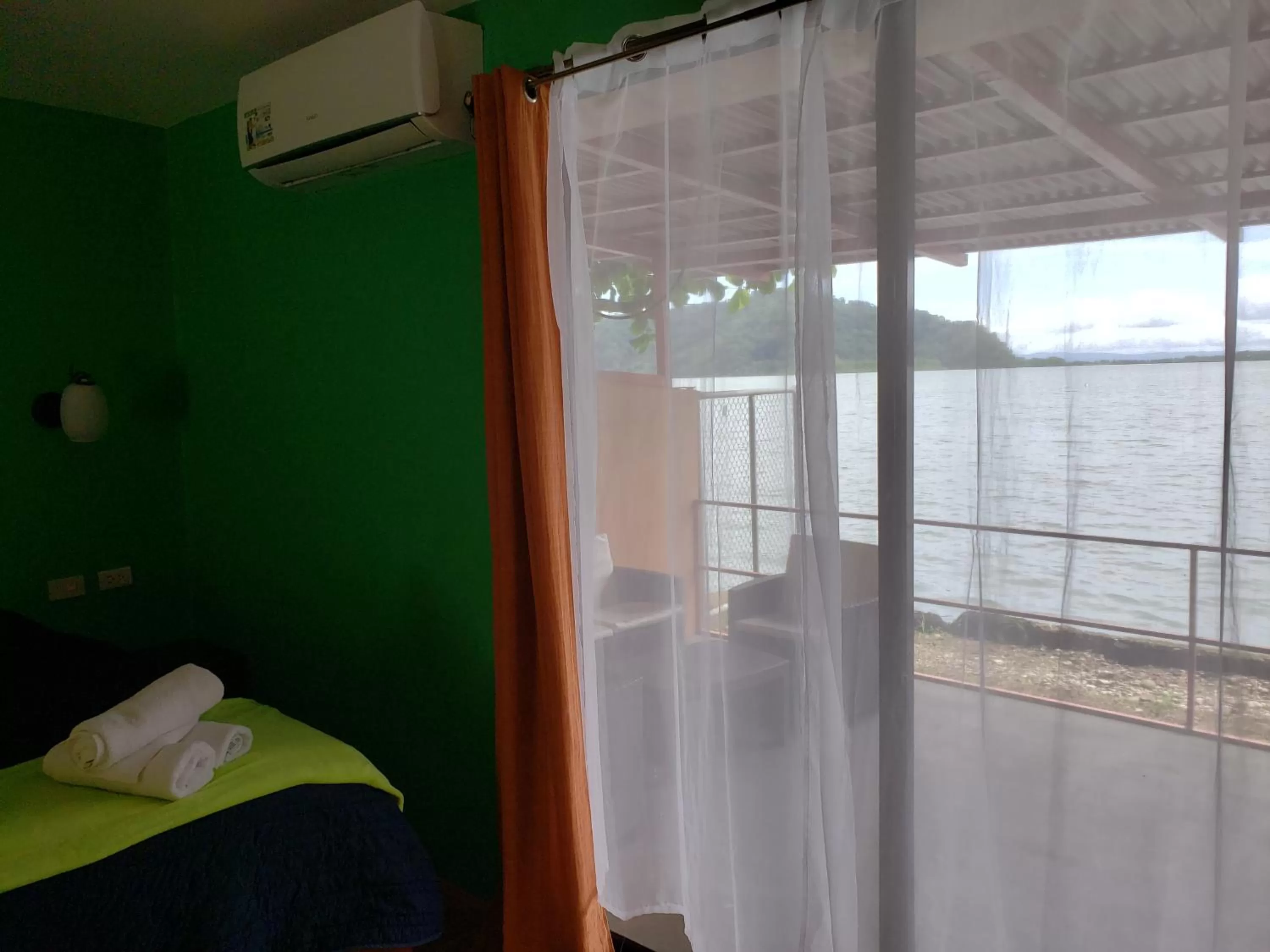 Balcony/Terrace, Bathroom in Hotel Samoa del Sur