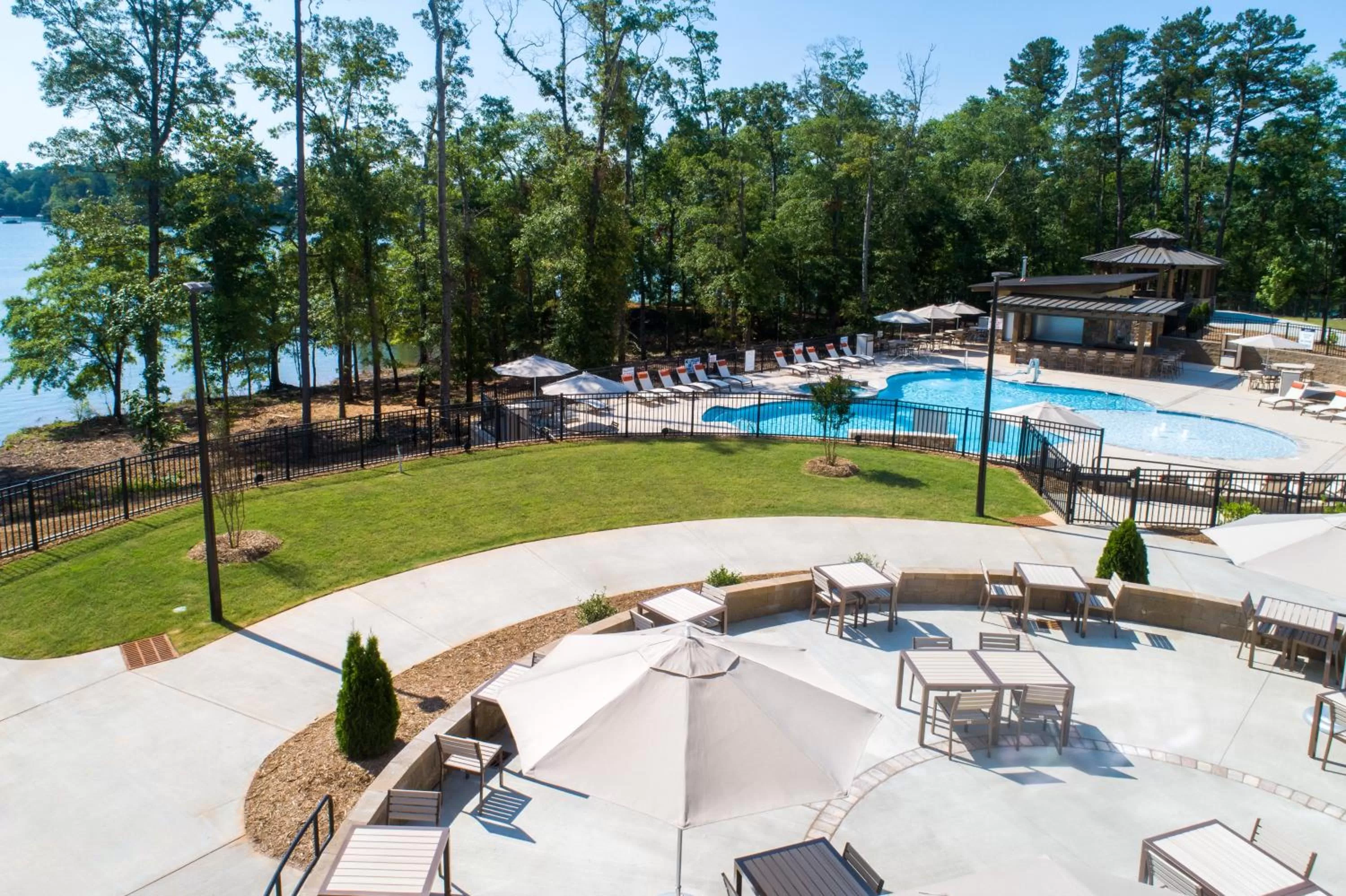 Swimming pool in Lakeside Lodge Clemson