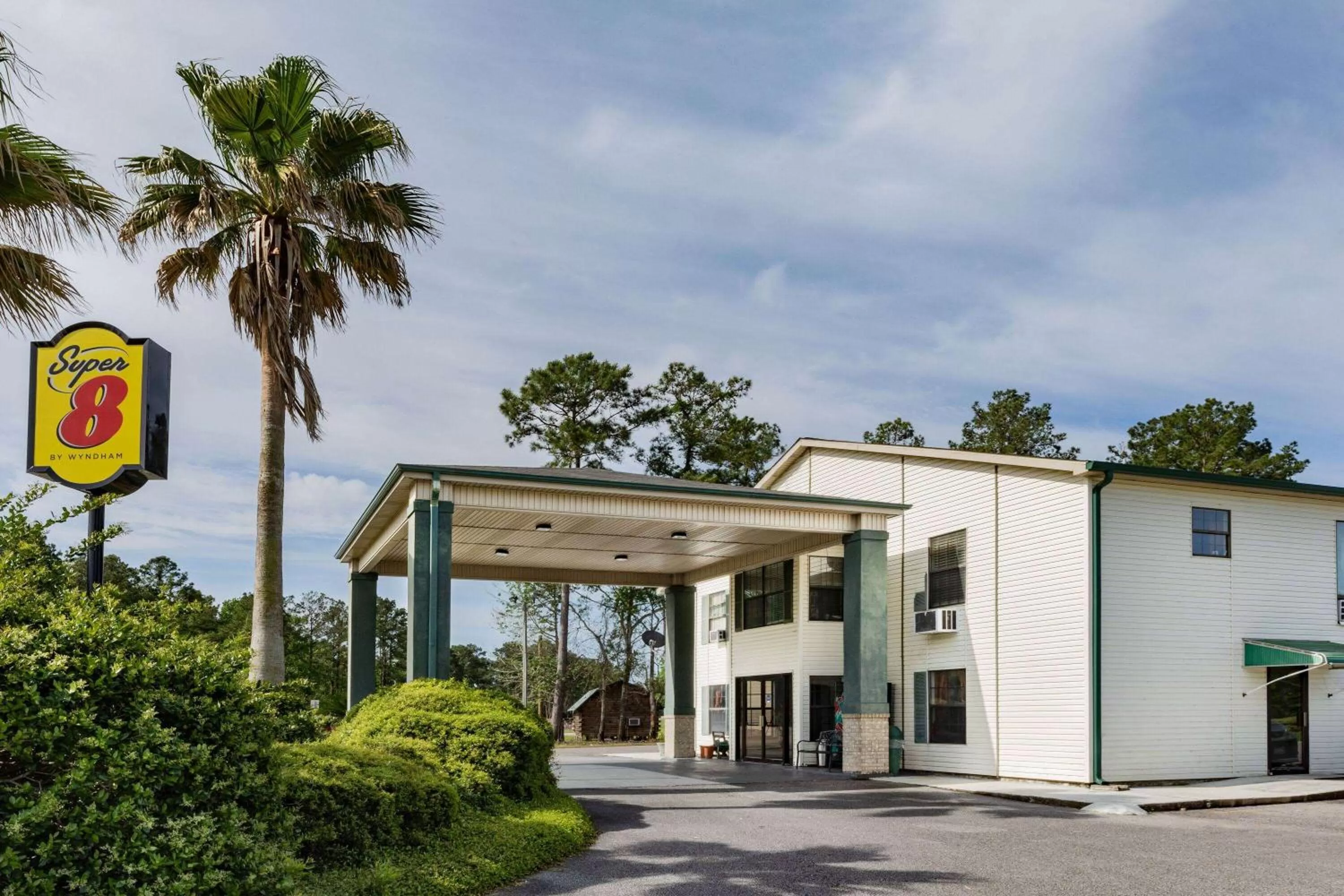 Property building in Super 8 by Wyndham Kinder/Coushatta near Casino