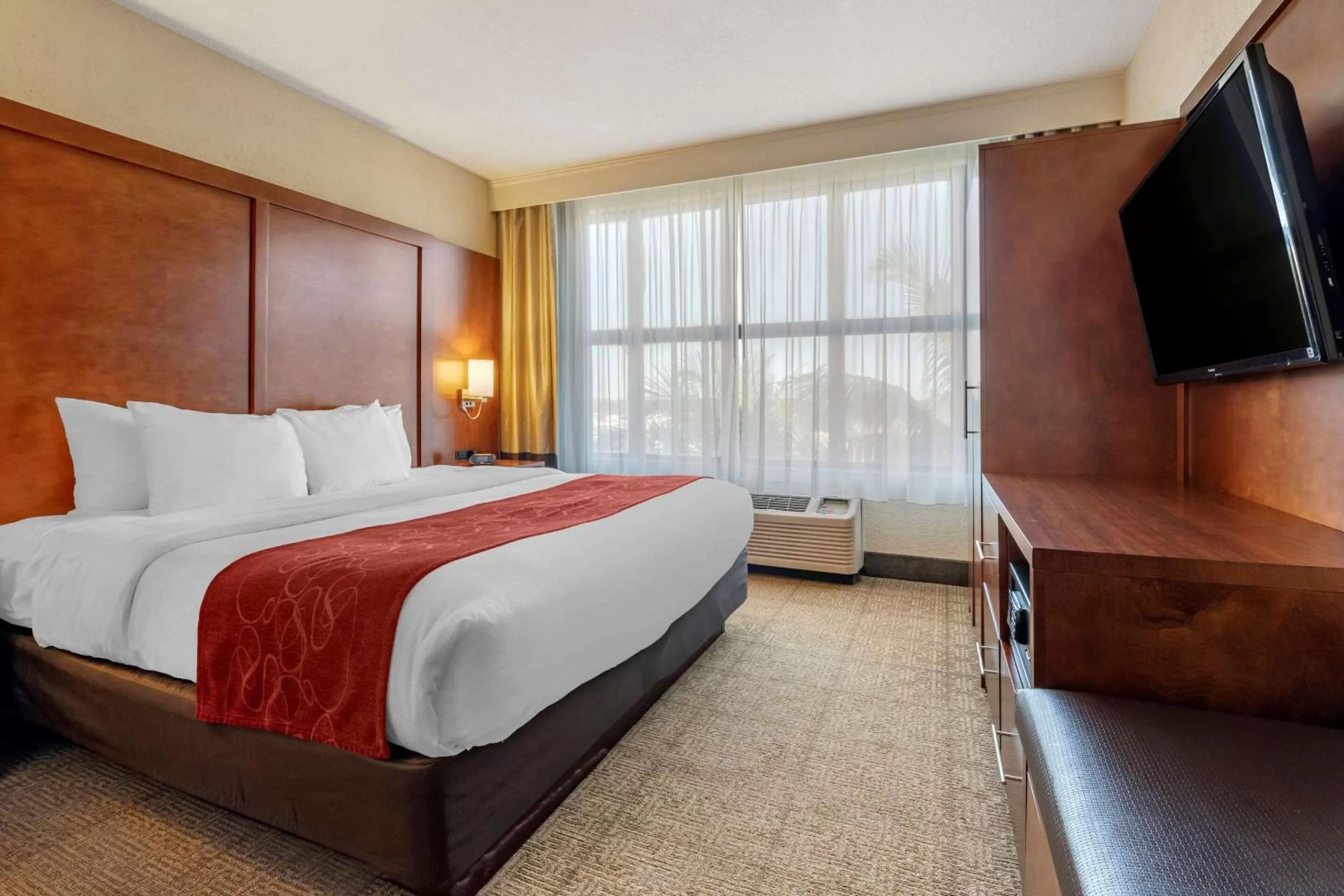 Photo of the whole room, Bed in Comfort Suites Miami - Kendall
