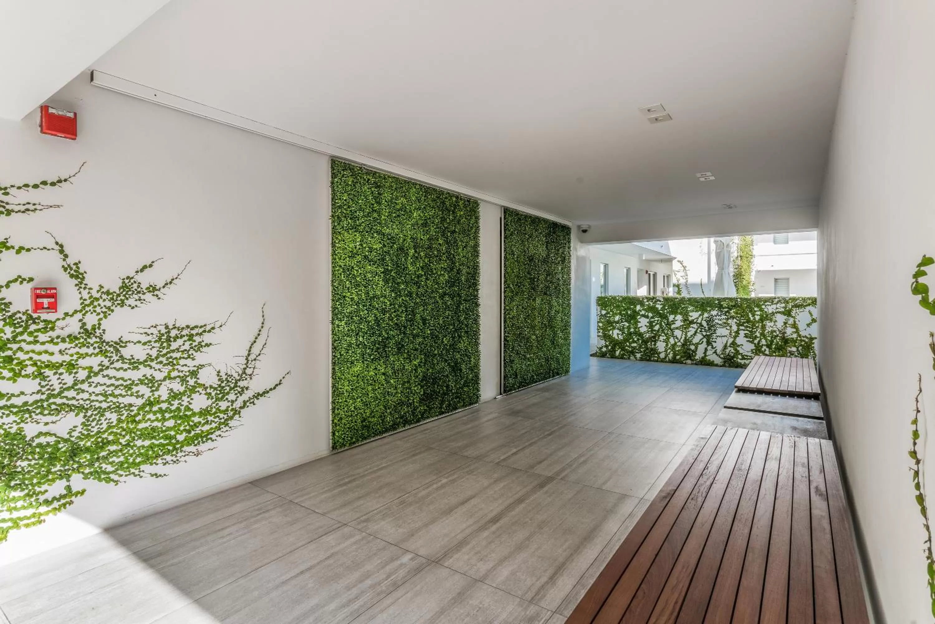 Facade/entrance in Beach Haus Key Biscayne Contemporary Apartments