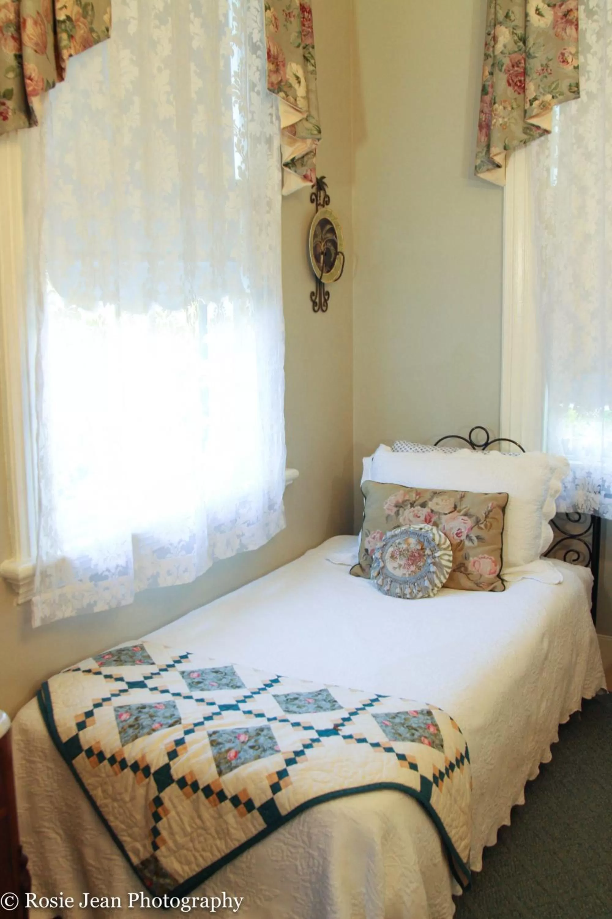 Bed in Flowertown Bed and Breakfast