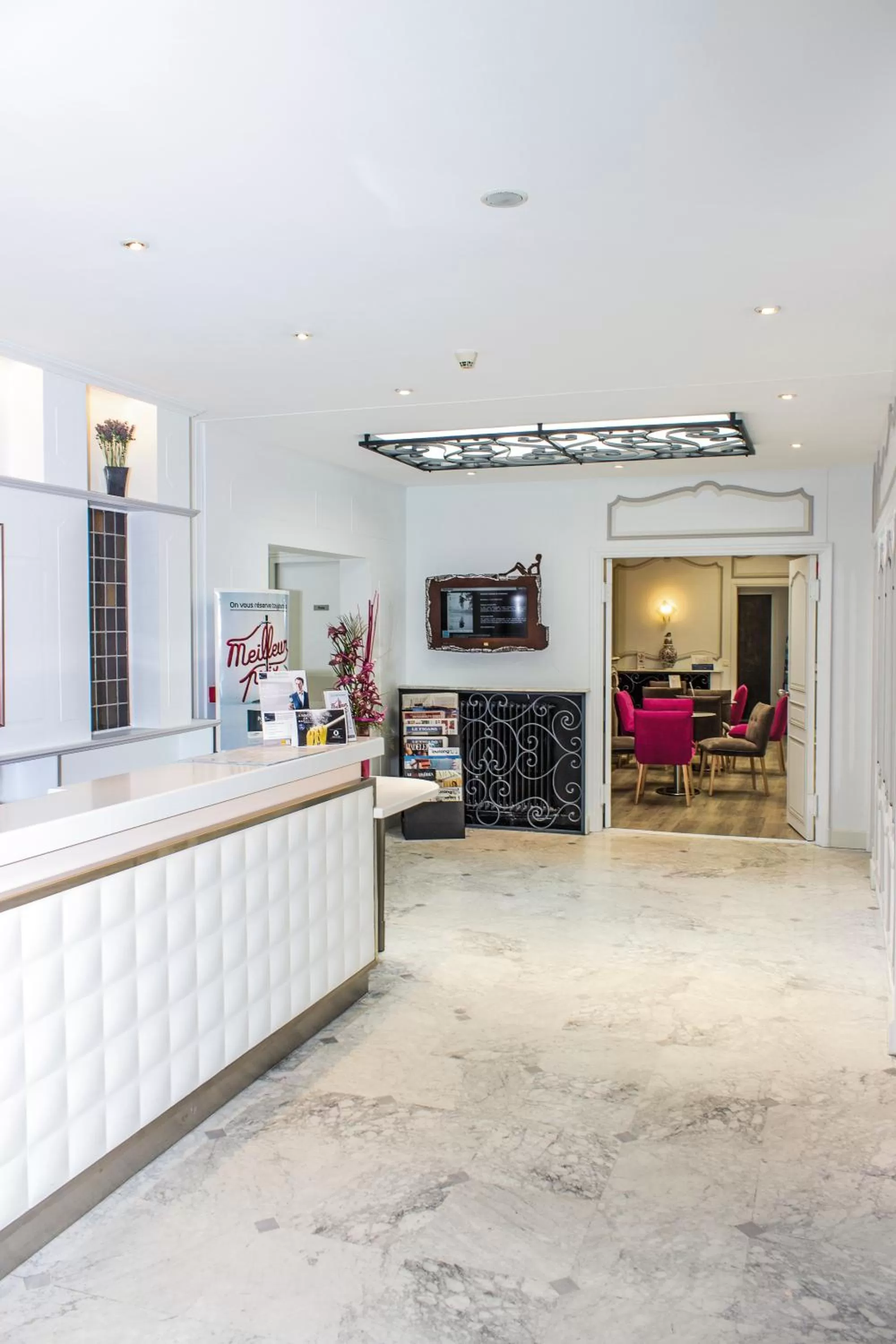 Lobby or reception in Kyriad Hotel Tours Centre