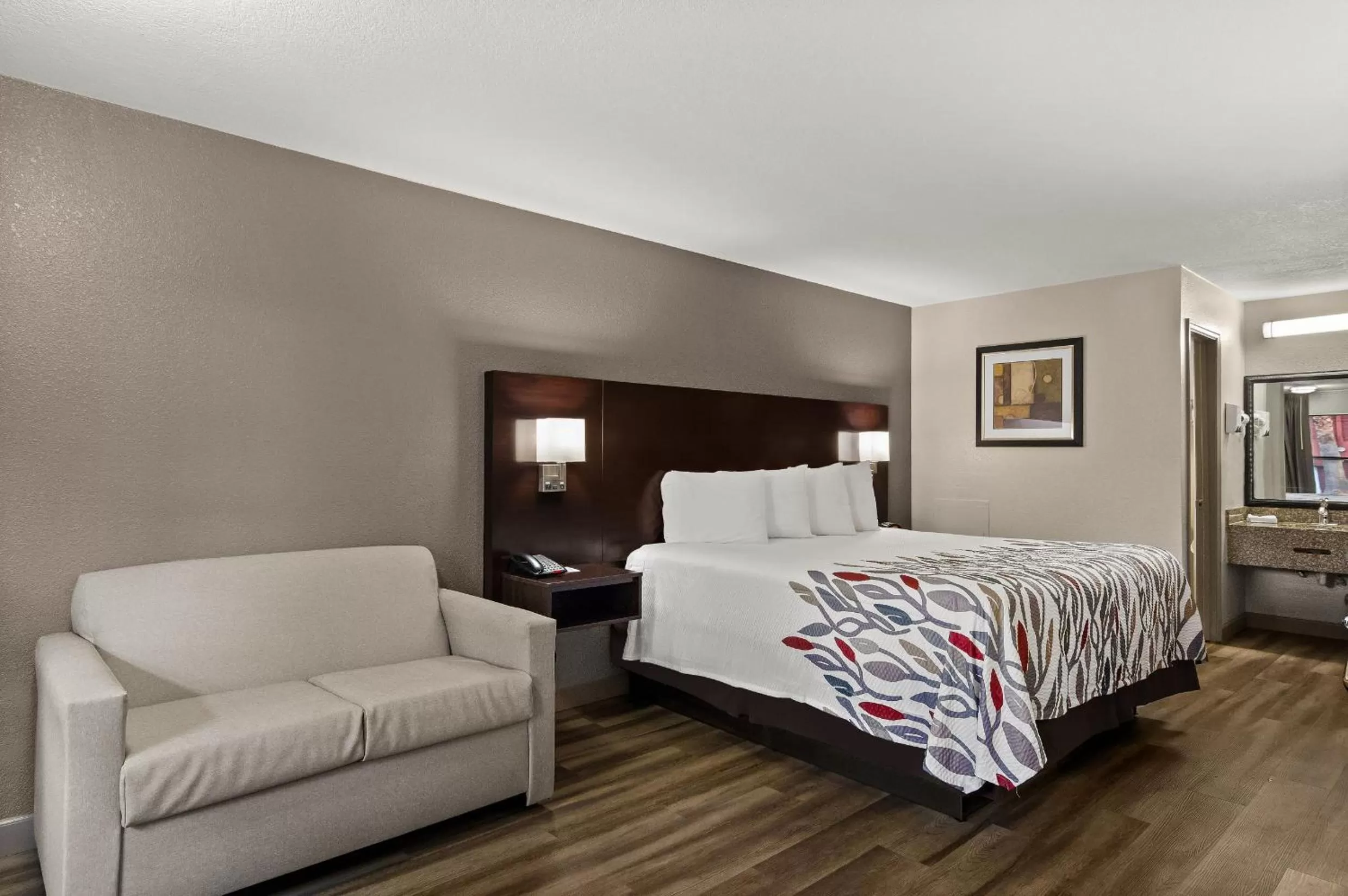 Guests, Bed in Red Roof Inn Baldwin