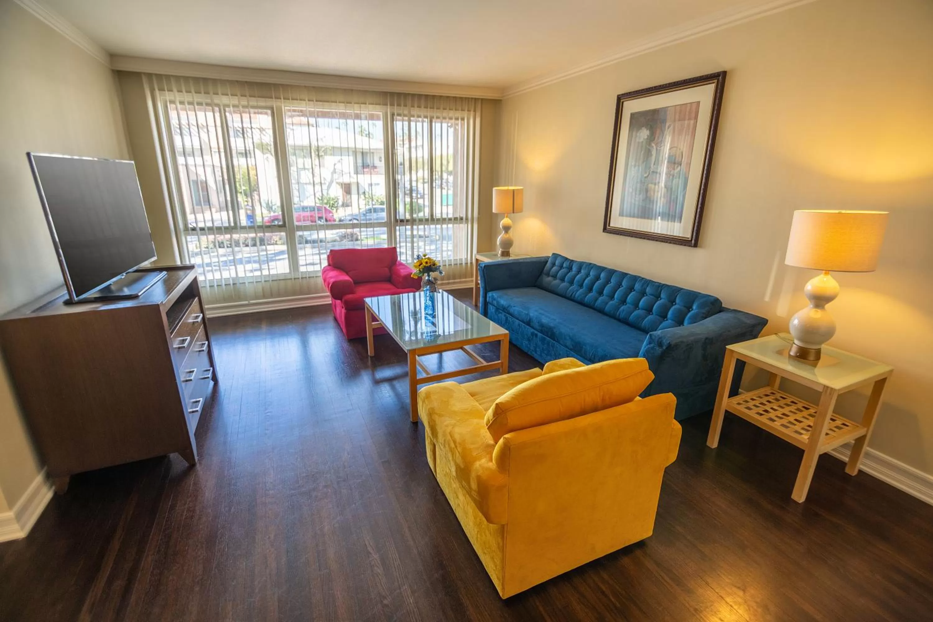 TV and multimedia in Cal Mar Hotel Suites