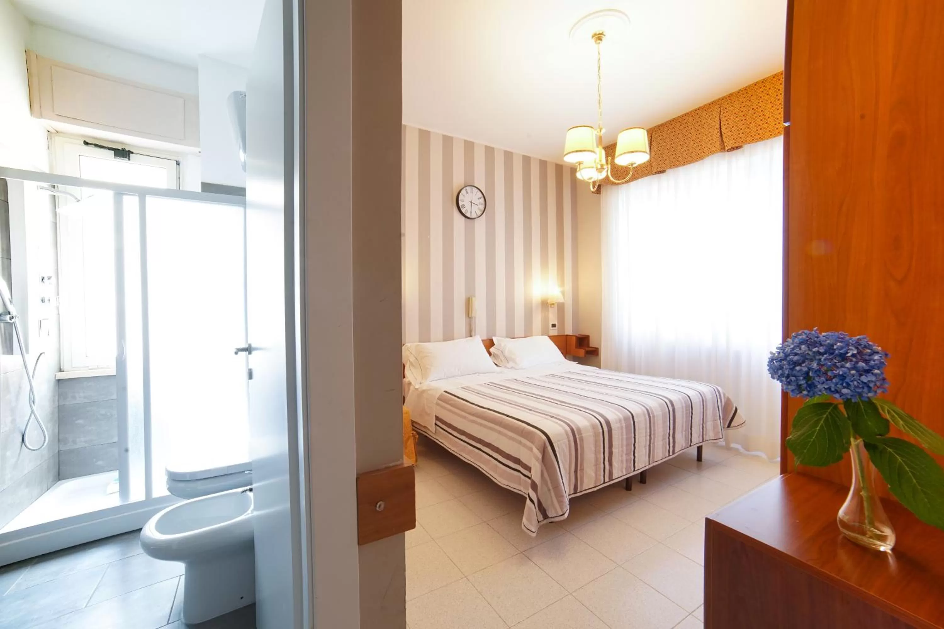 Shower, Bed in Hotel Marconi