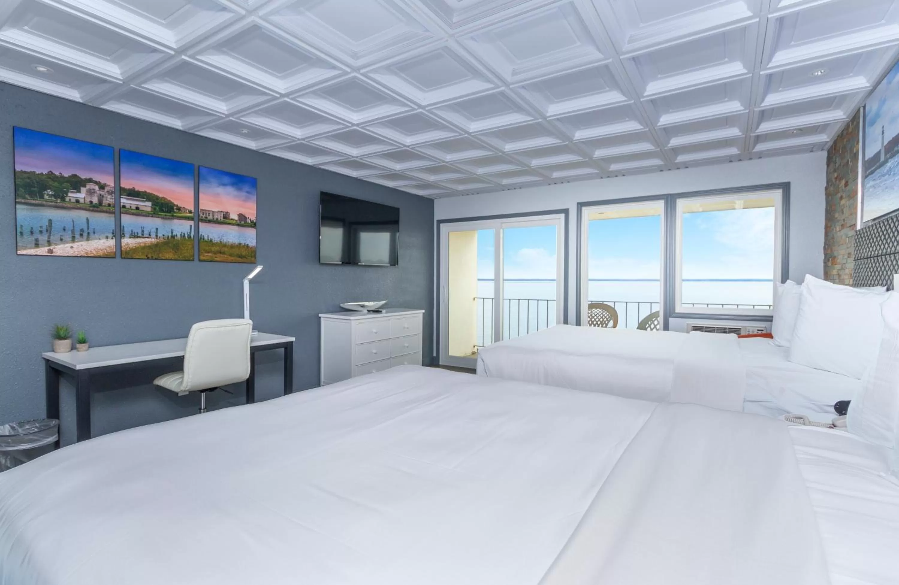 Photo of the whole room, Bed in Terrace Bay Hotel - Lakefront