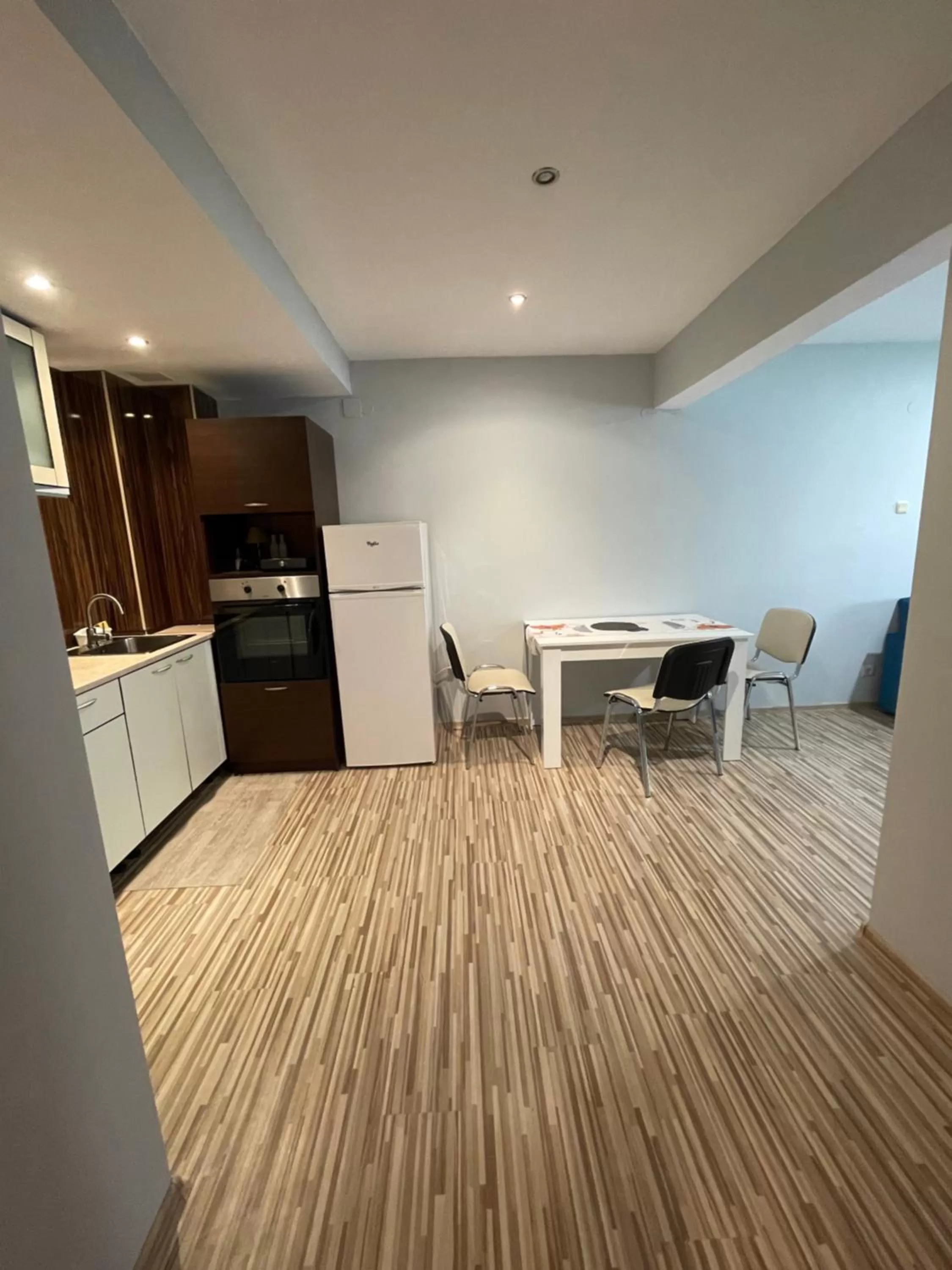 Kitchen or kitchenette, Seating Area in White Rose Family Guest House