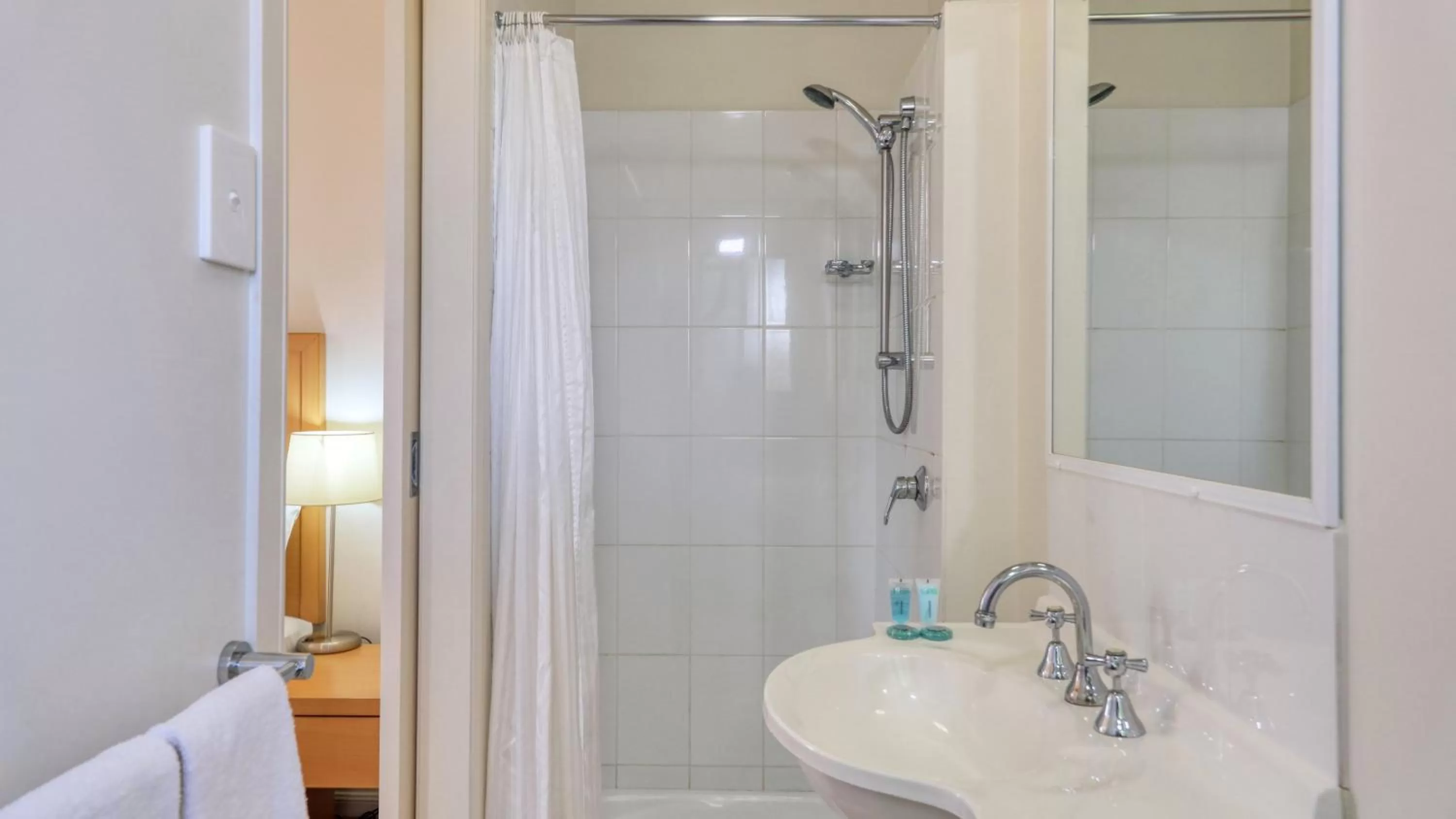 Shower in Chinchilla Motor Inn