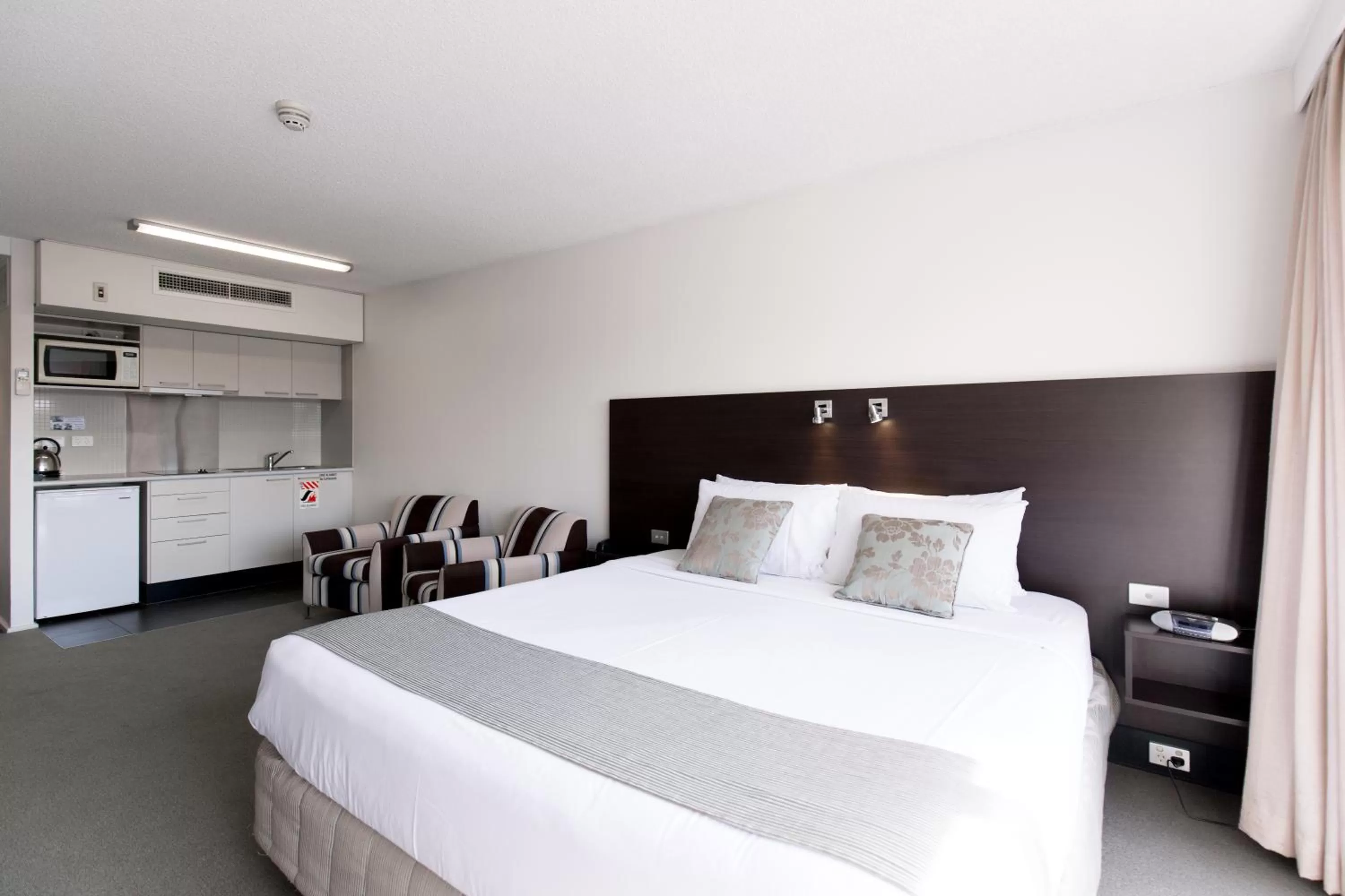 Bedroom, Bed in St Ives Apartments