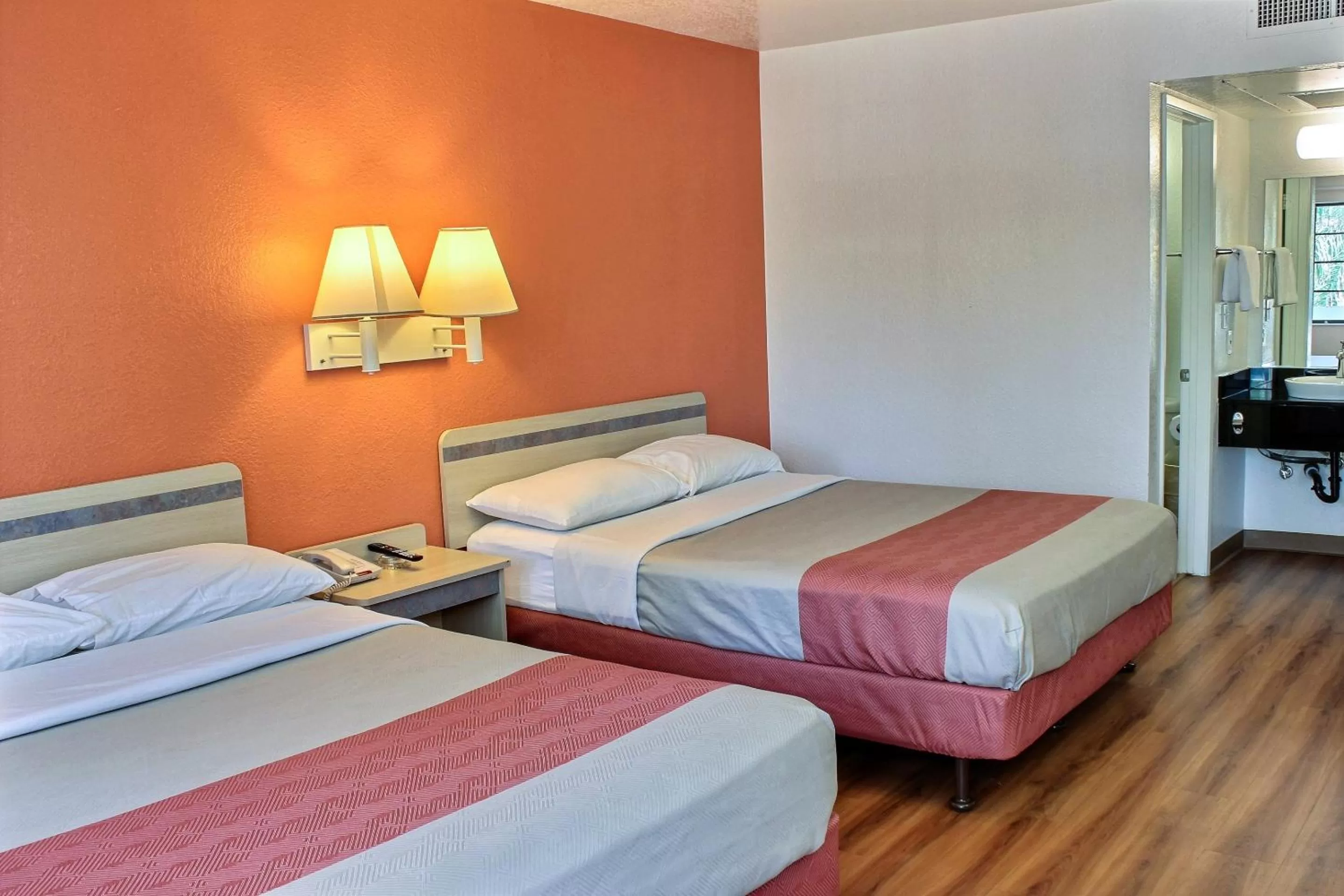 TV and multimedia, Bed in Motel 6-Coalinga, CA - East