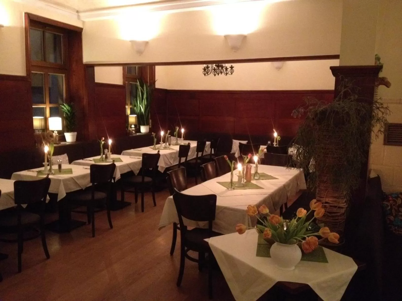 Restaurant/Places to Eat in Linde Restaurant & Hotel