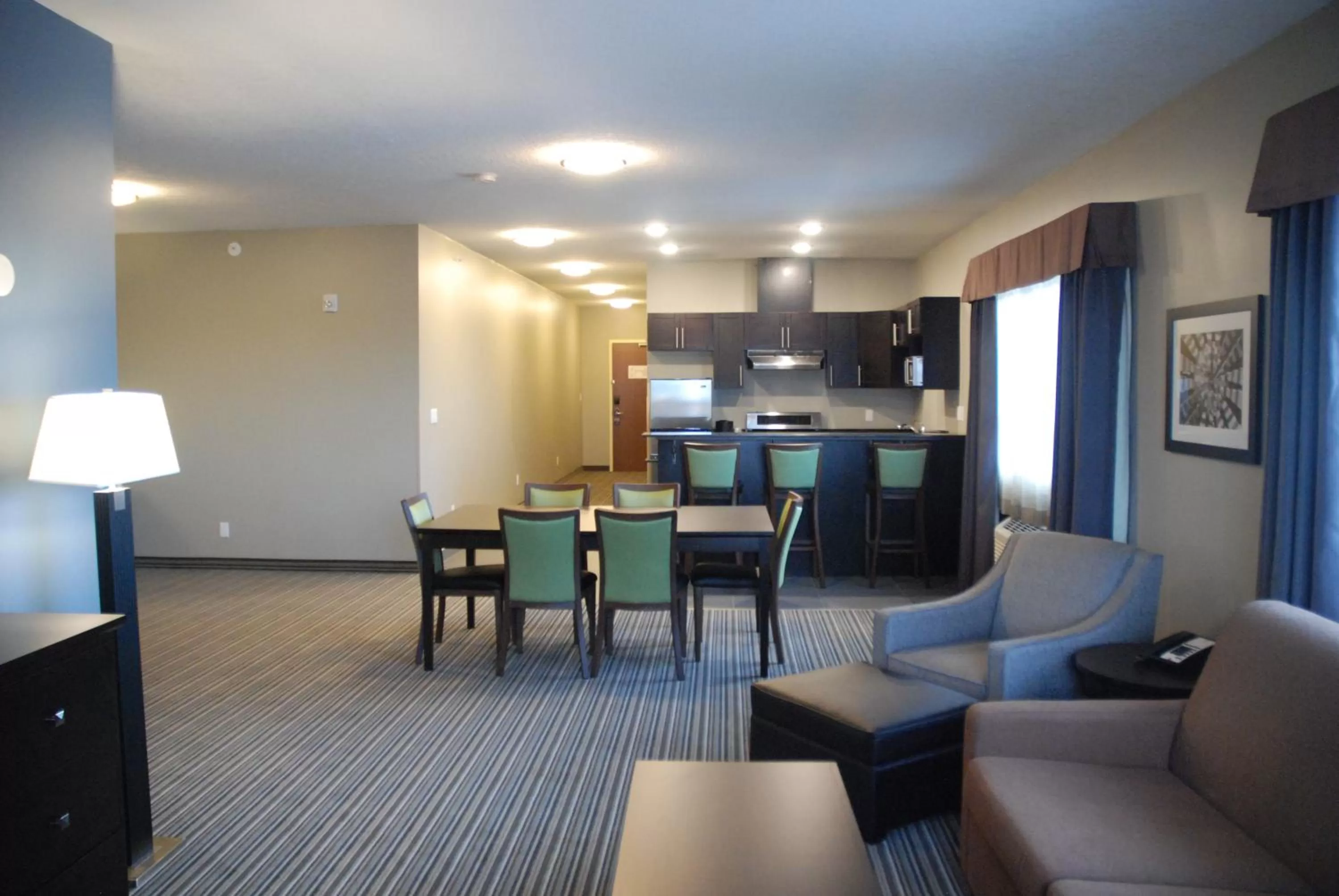 Kitchen or kitchenette in Best Western PLUS Fort Saskatchewan Inn & Suites