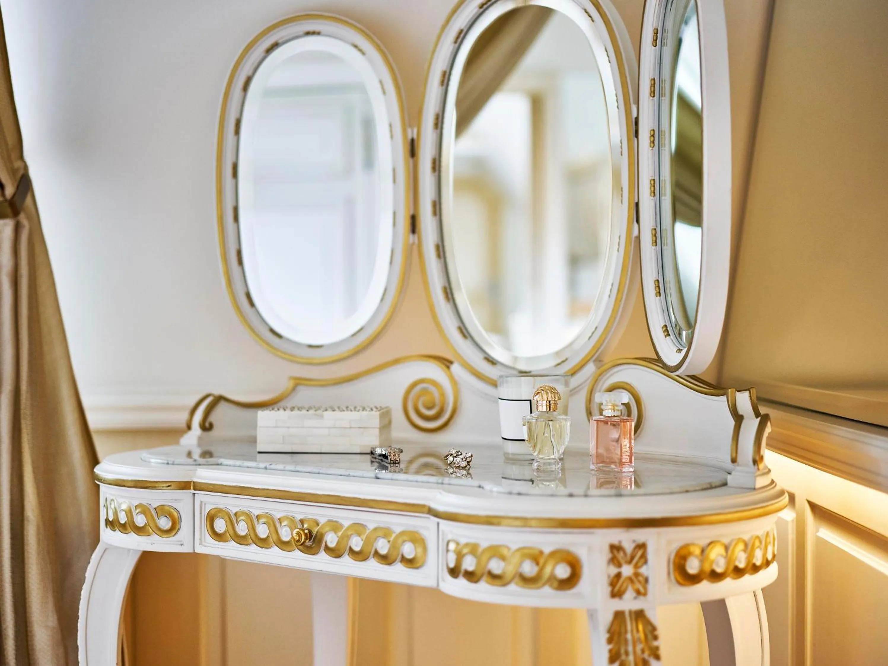 Bedroom in Le Meurice – Dorchester Collection