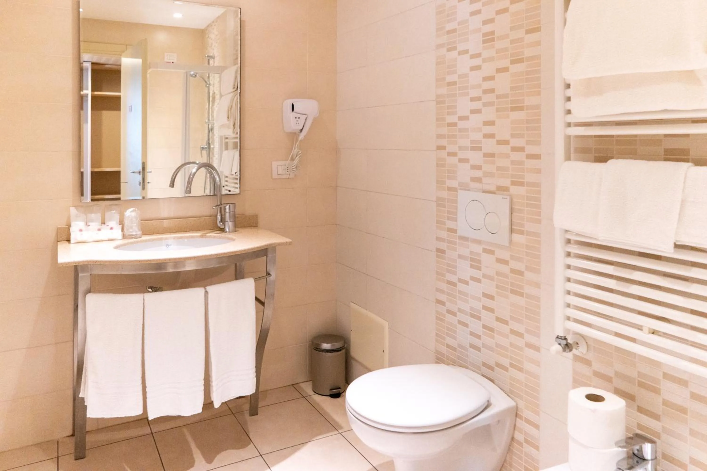 Toilet in Hotel Autoespresso Venice - Atika & Atif