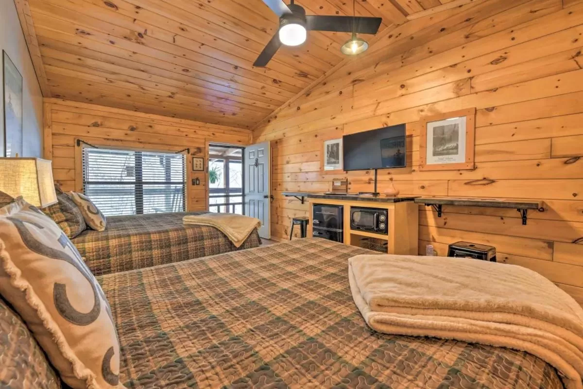 Bed in The Lodge Nantahala River