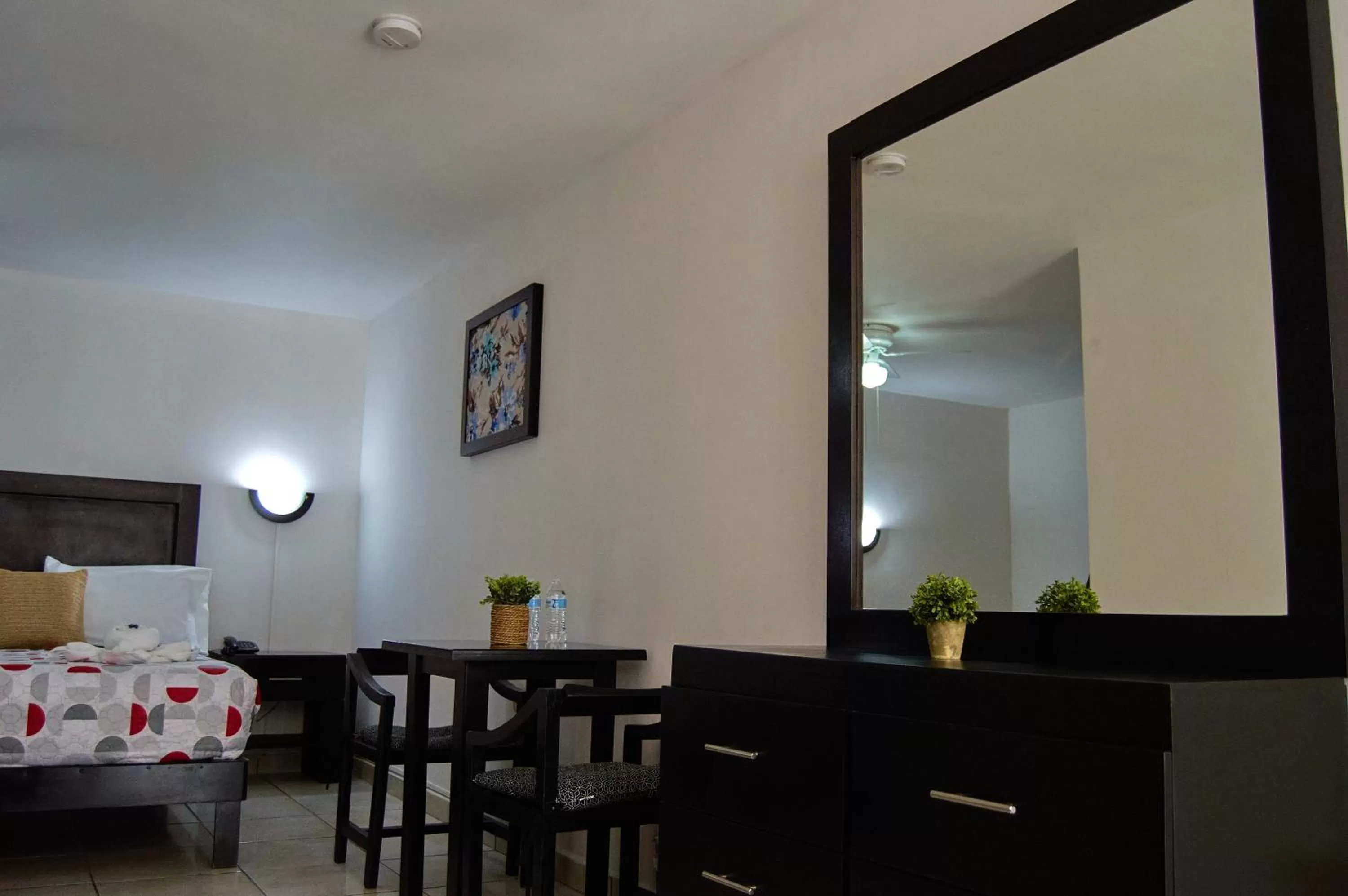 Photo of the whole room, Bed in Hotel del Alba Inn & Suites