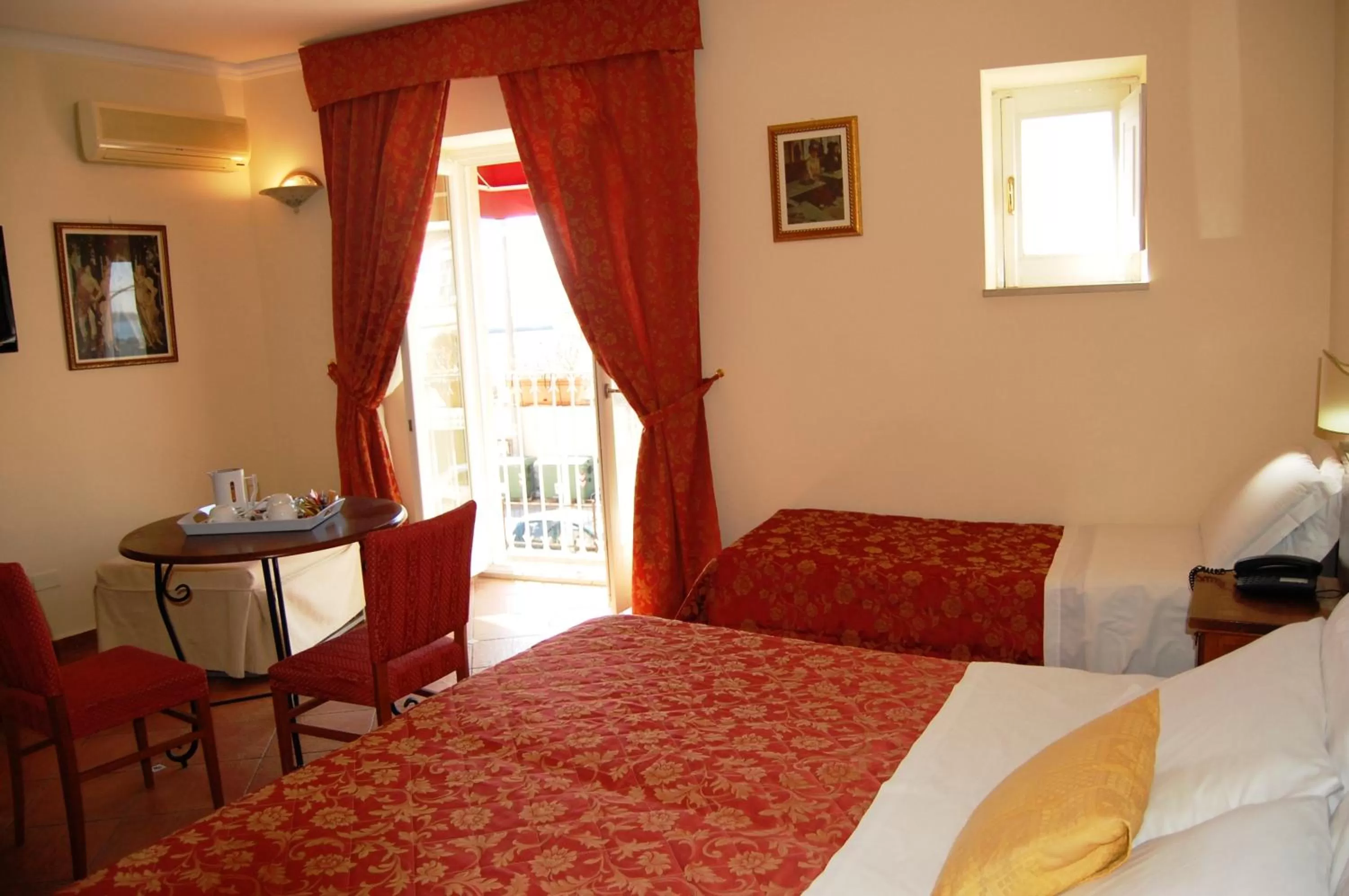 Coffee/tea facilities, Bed in Hotel Mediterraneo