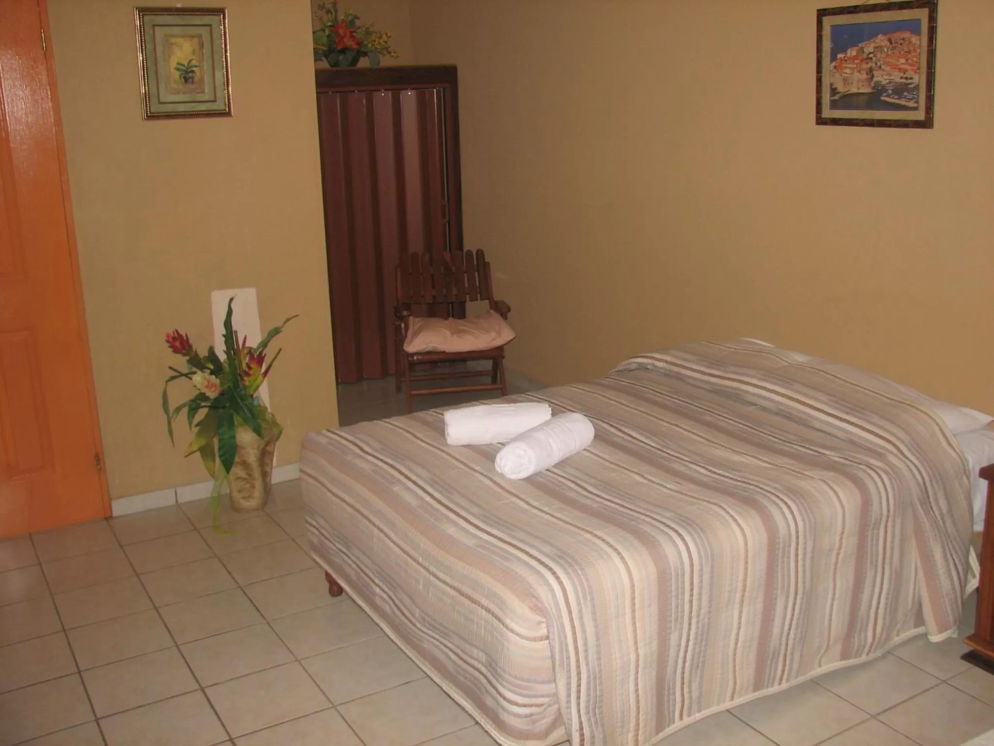 Bathroom, Bed in Hotel La Arena