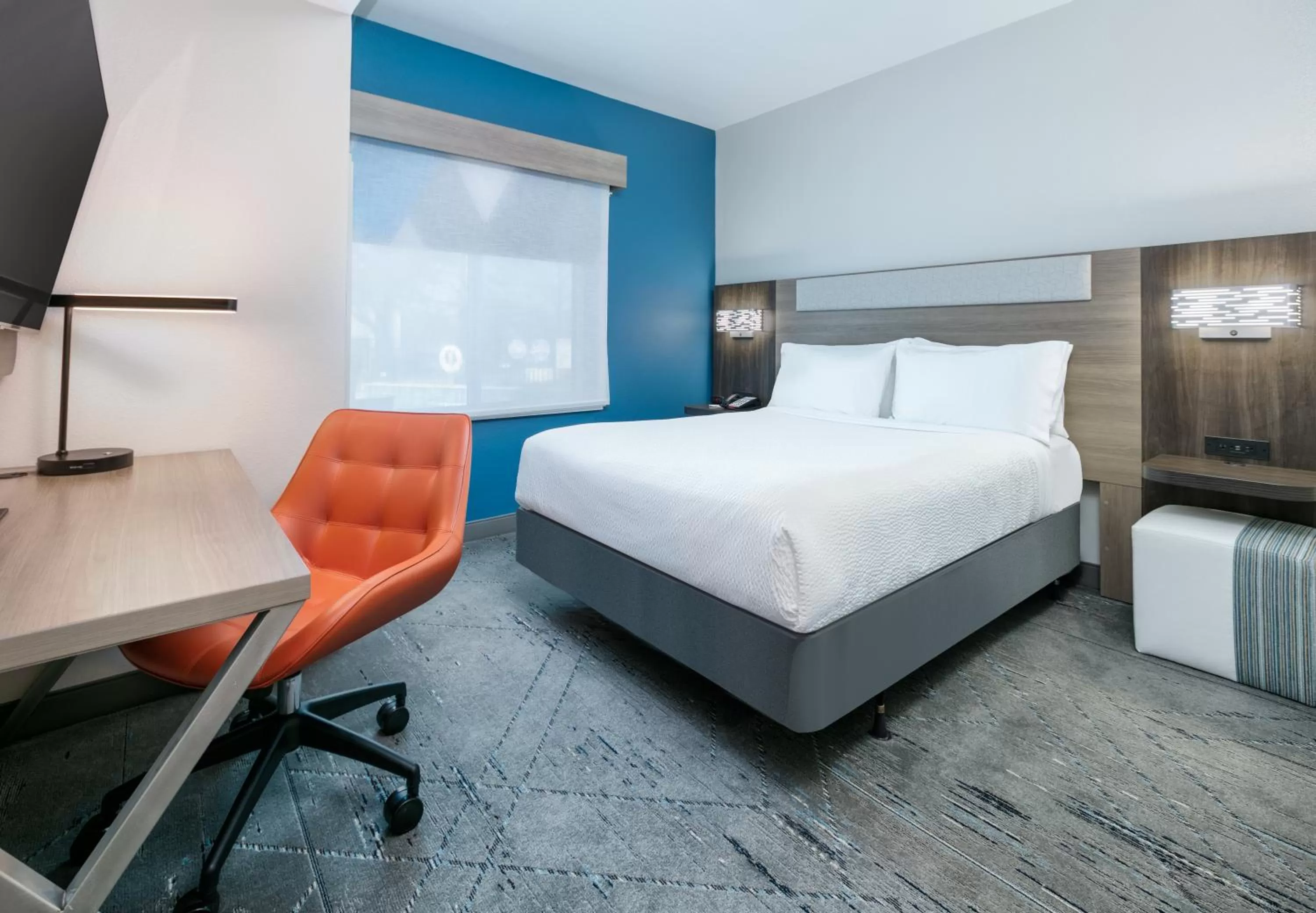 Bathroom, Bed in Holiday Inn Express & Suites DALLAS PARK CENTRAL NORTHEAST by IHG