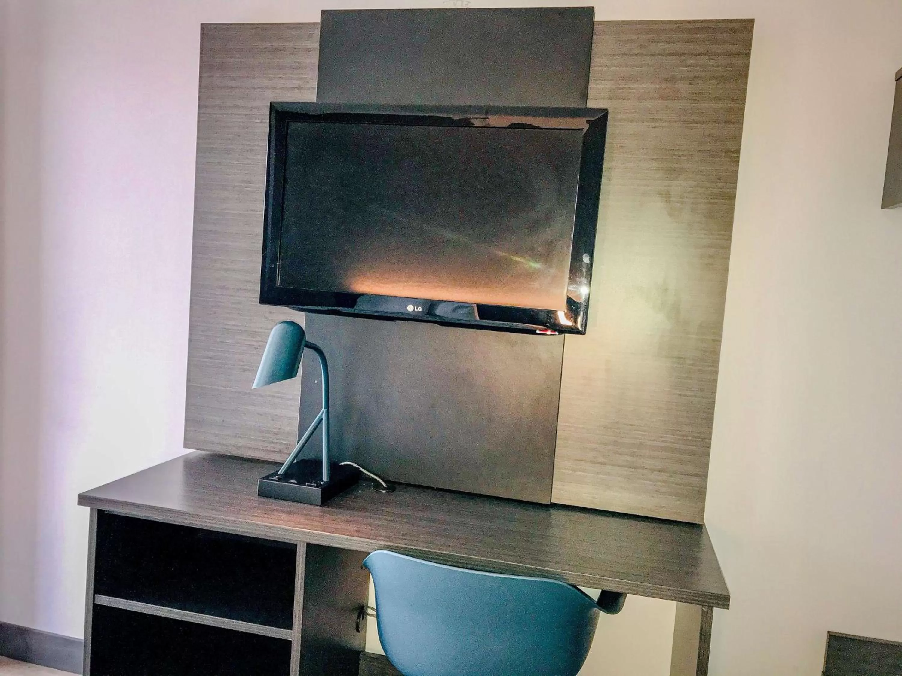 Seating area, TV/Entertainment Center in Studio 6 Dublin, Ga