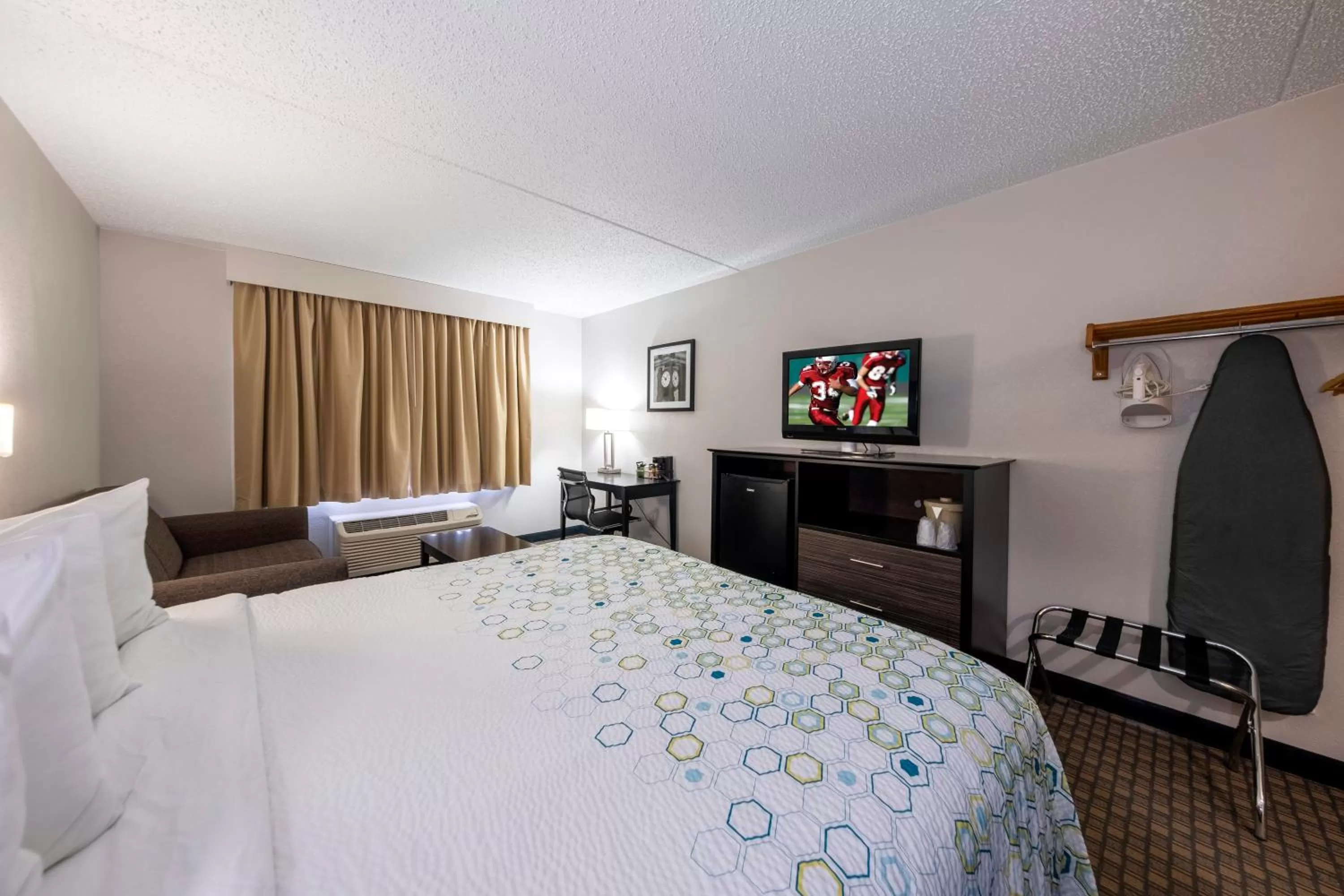 Photo of the whole room, Bed in HomeTown Inn by Red Roof East Syracuse