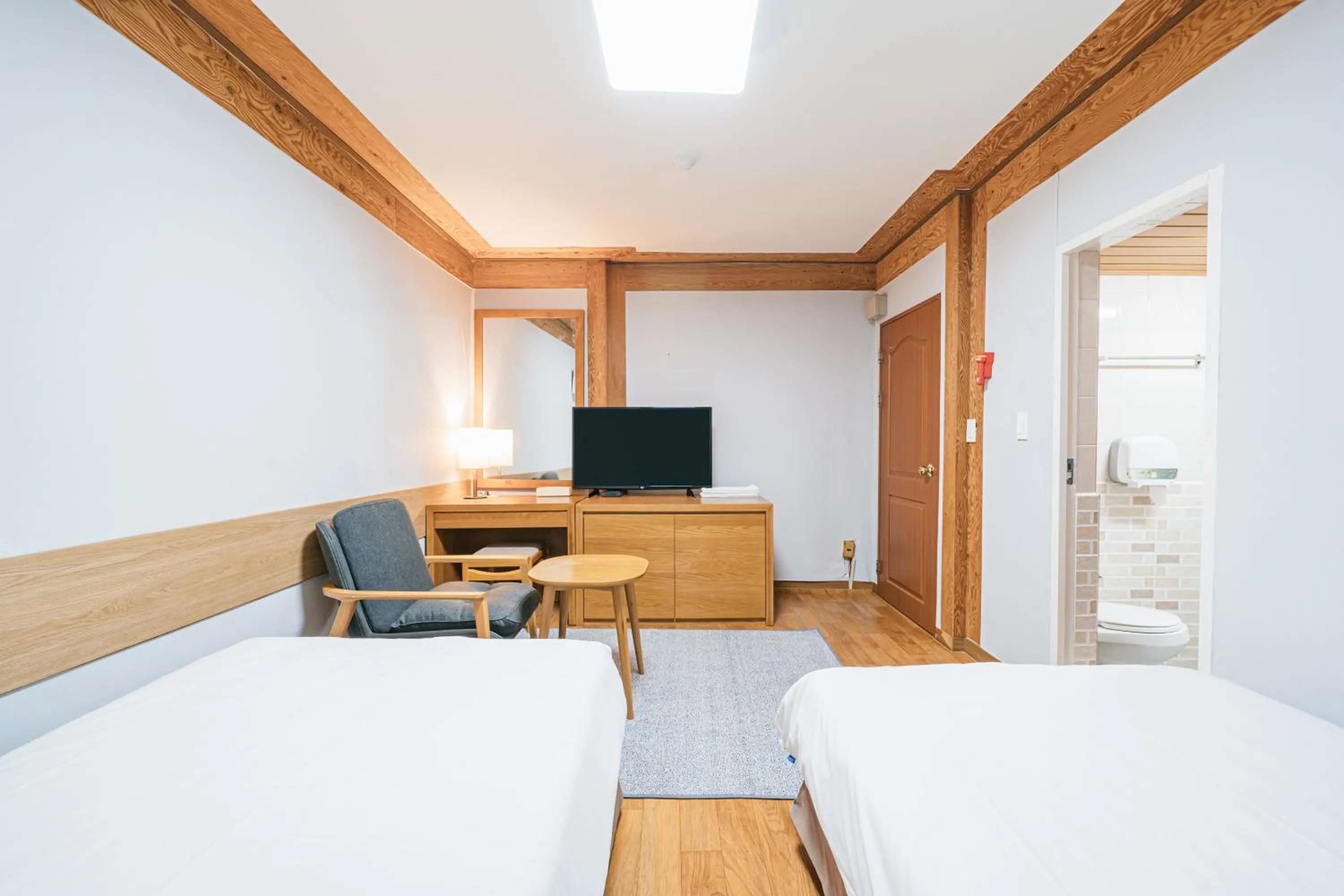 TV/Entertainment Center in Miju Hotel