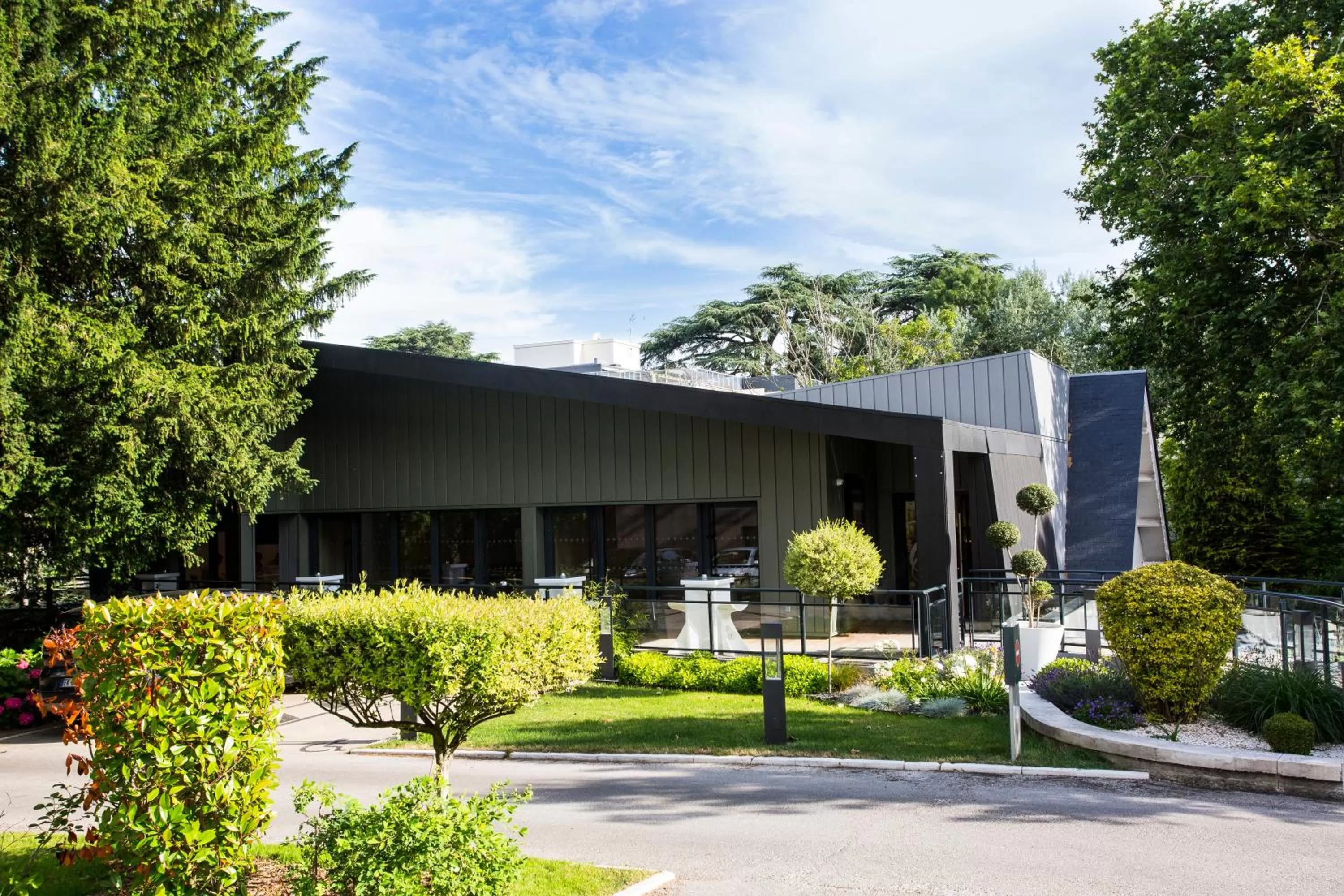 Meeting/conference room in Château Belmont Tours by The Crest Collection