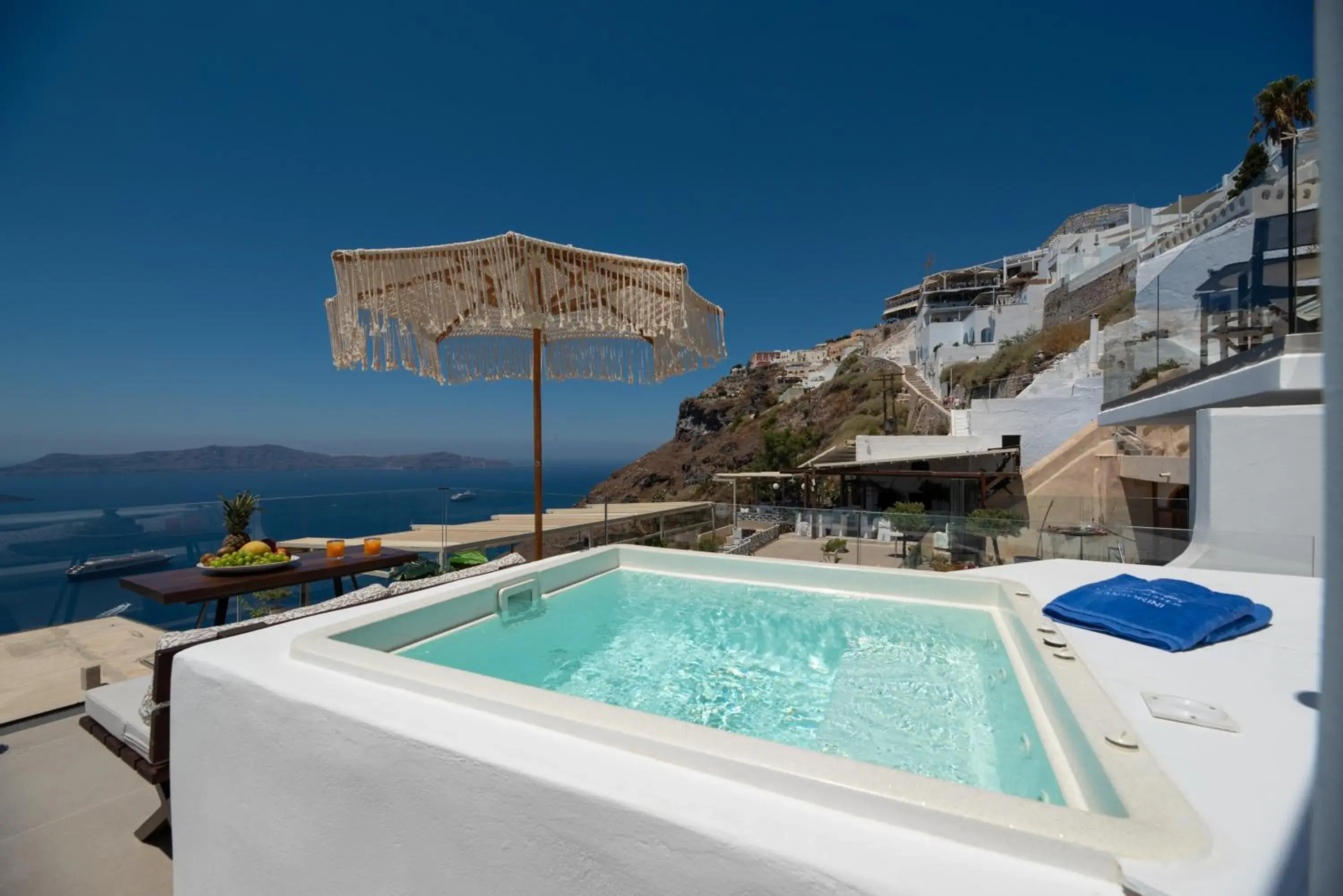 Executive suite with indoor and outdoor heated jetted tub in Daydream Luxury Suites Executive suite with indoor and outdoor heated jetted tub in Daydream Luxury Suites