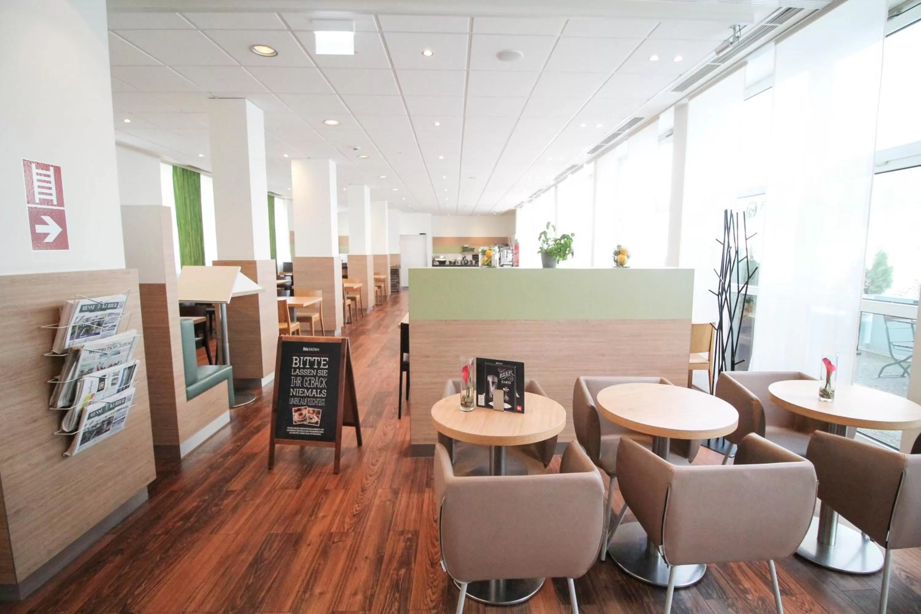 Lounge or bar in ibis Hotel Düsseldorf Hauptbahnhof