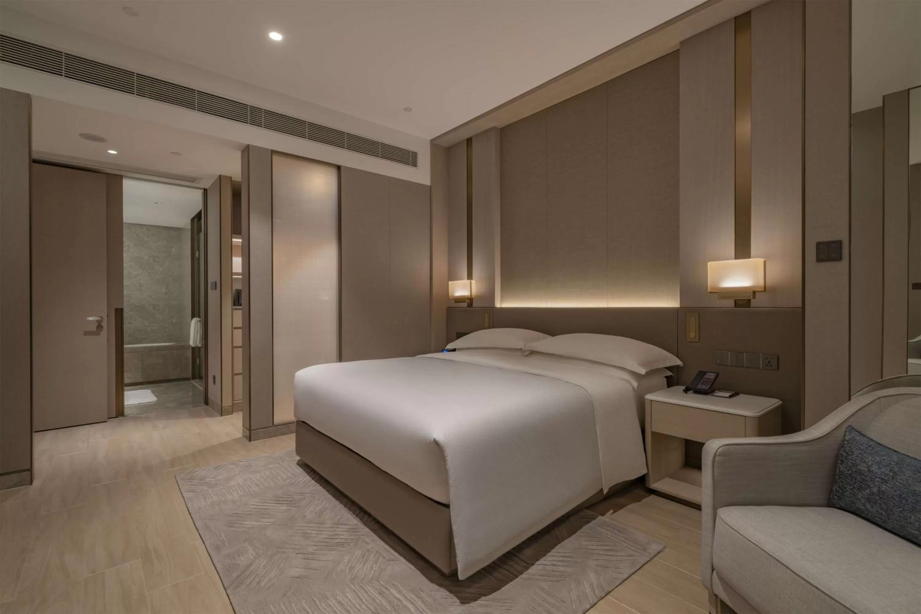 Living room, Bed in DoubleTree By Hilton Shenzhen Nanshan Hotel & Residences