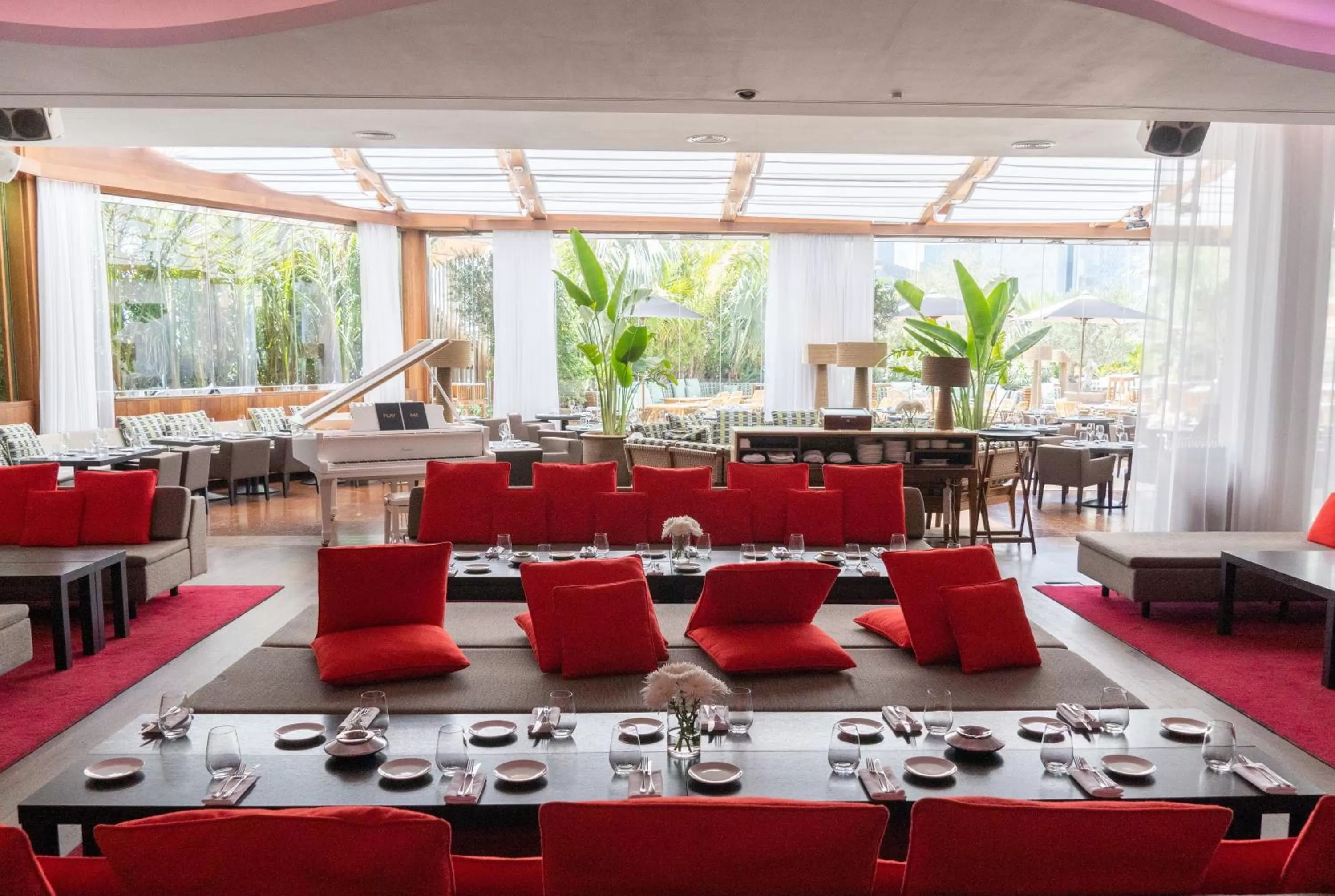 Lounge or bar, Restaurant/Places to Eat in Jumeirah Emirates Towers