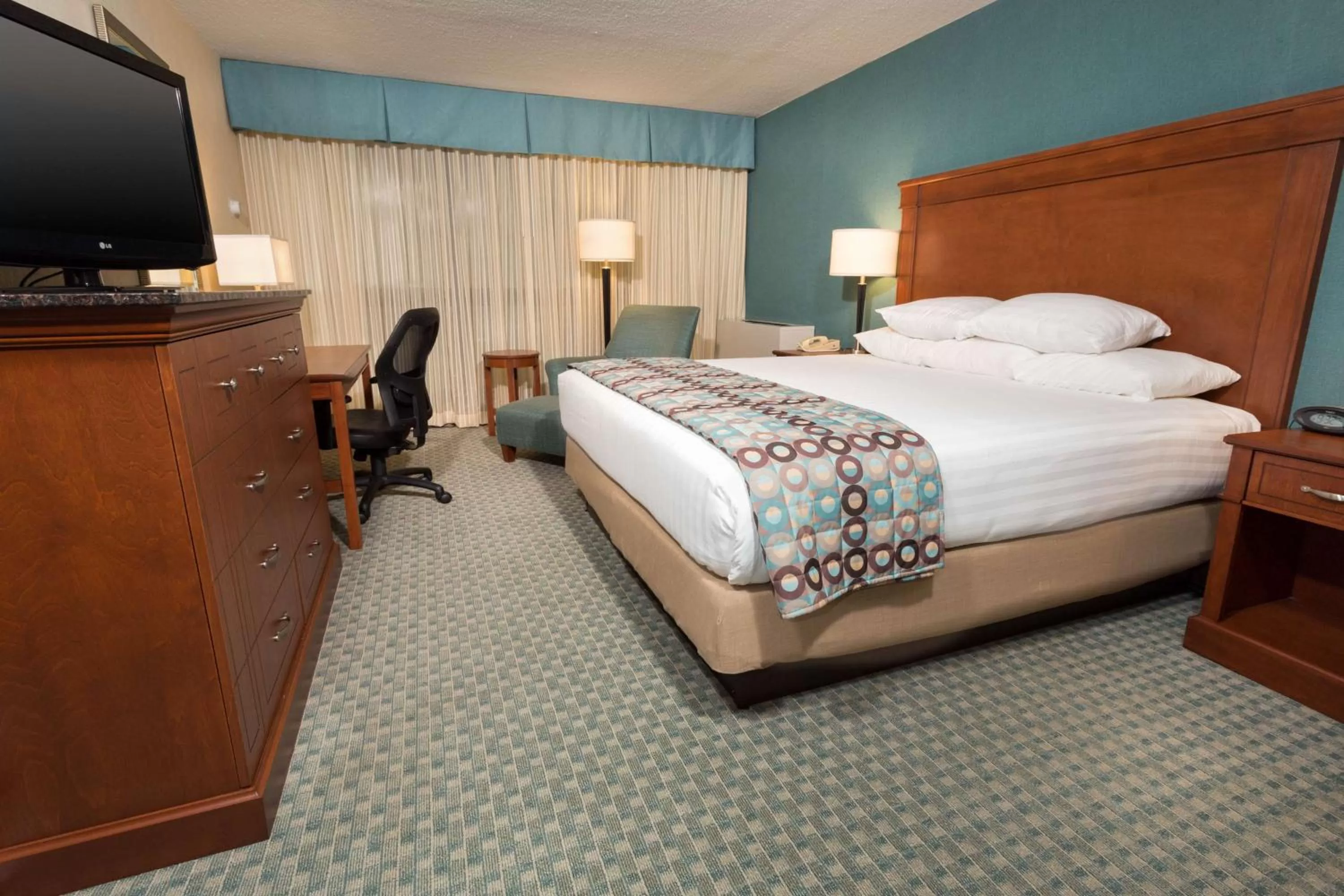 Superior King Room - Accessible, Tub in Pear Tree Inn St. Louis Near Union Station
