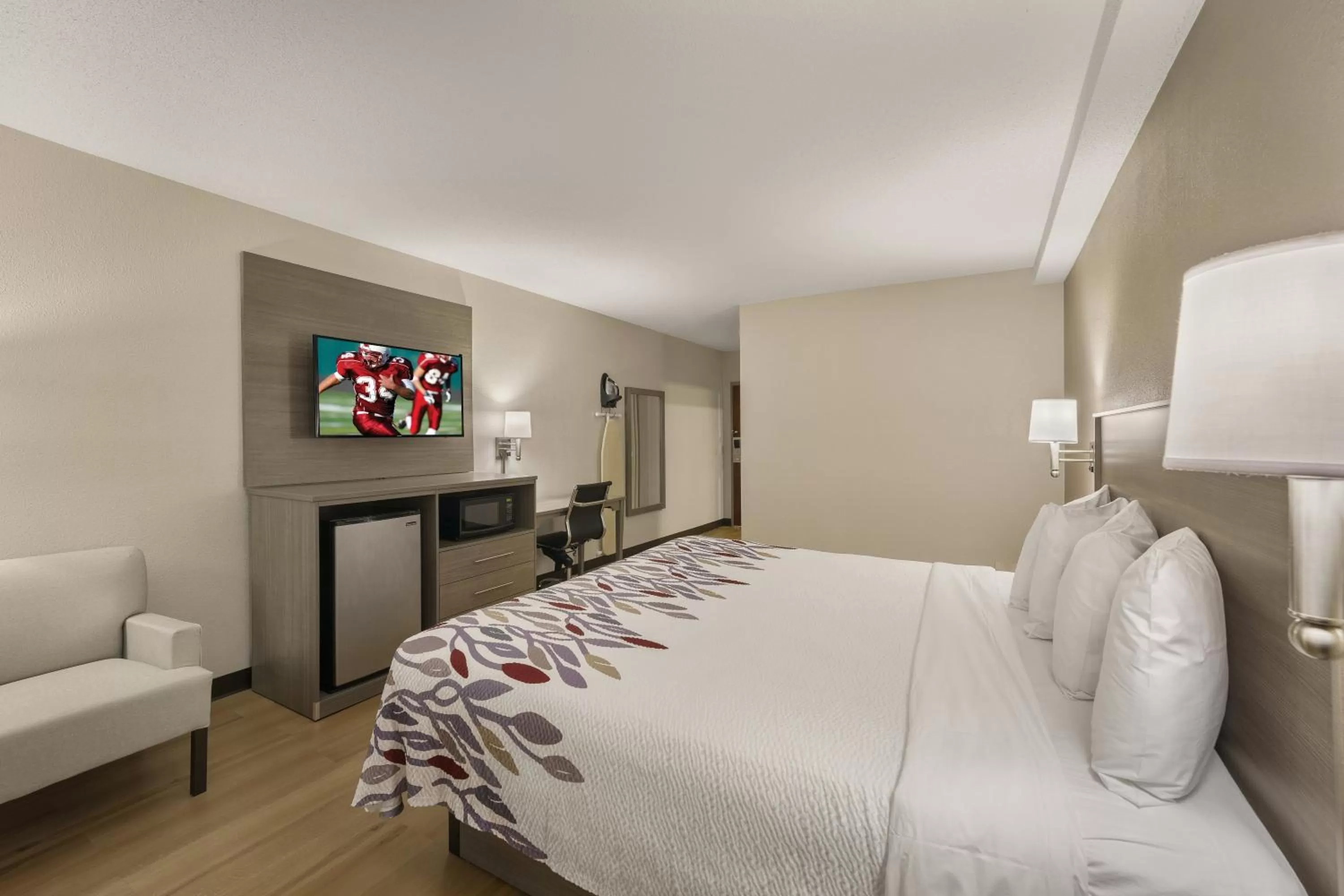 Standard King Room - Disability Access/Non-Smoking in Red Roof Inn & Suites Newport - Middletown, RI