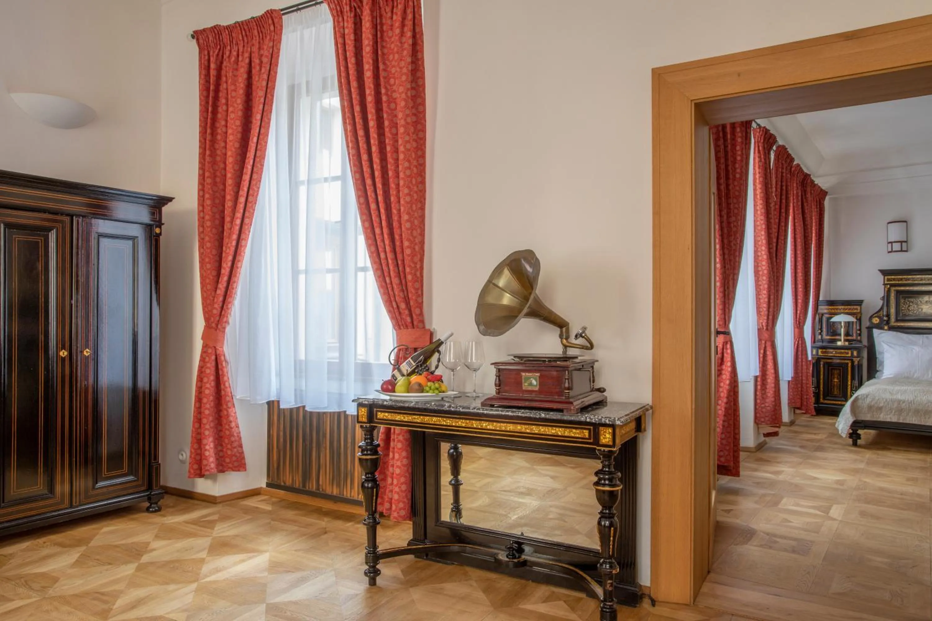 Seating area, Bed in Hotel At the Green Grape