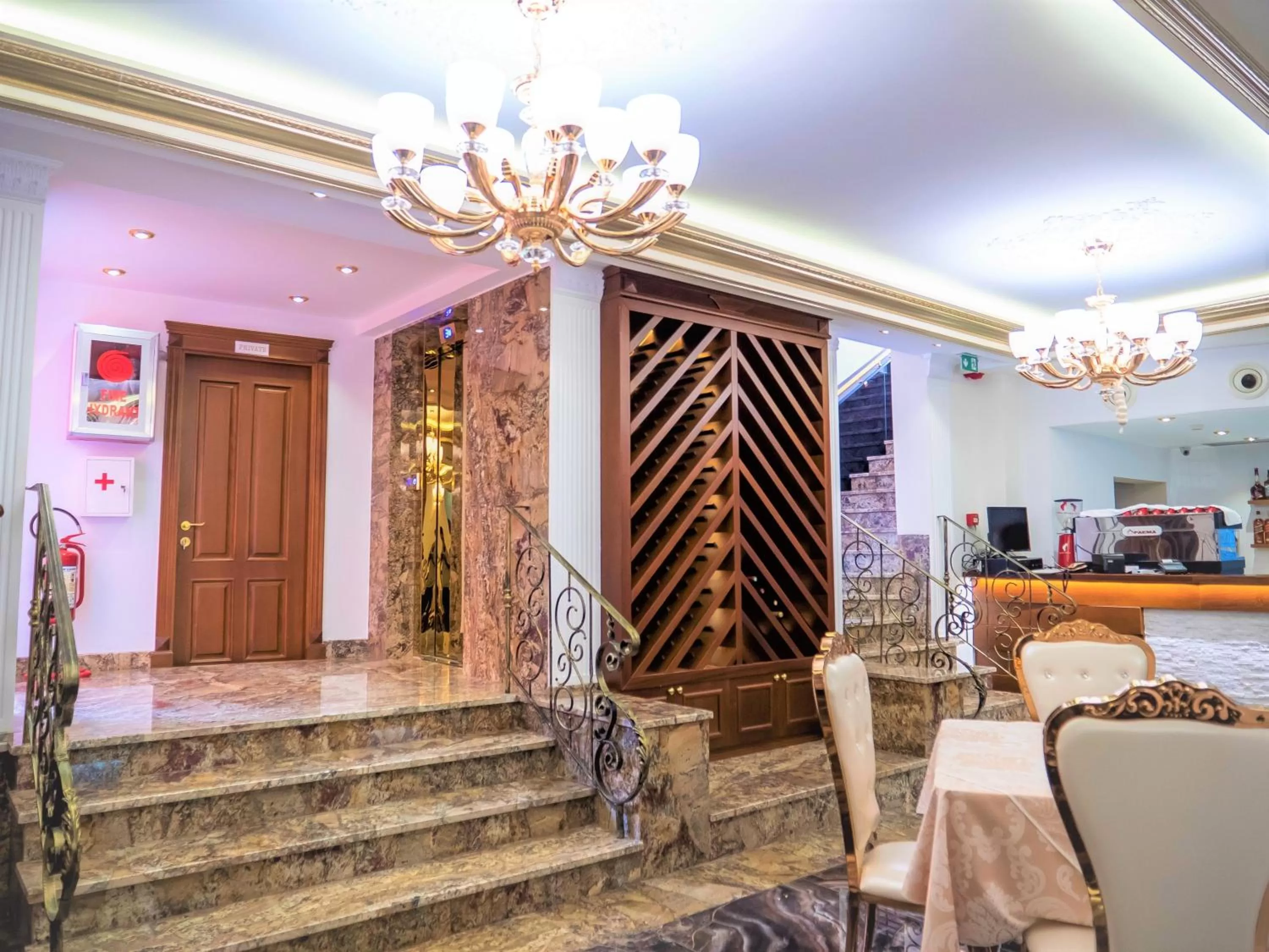 Restaurant/places to eat in Hotel Boka