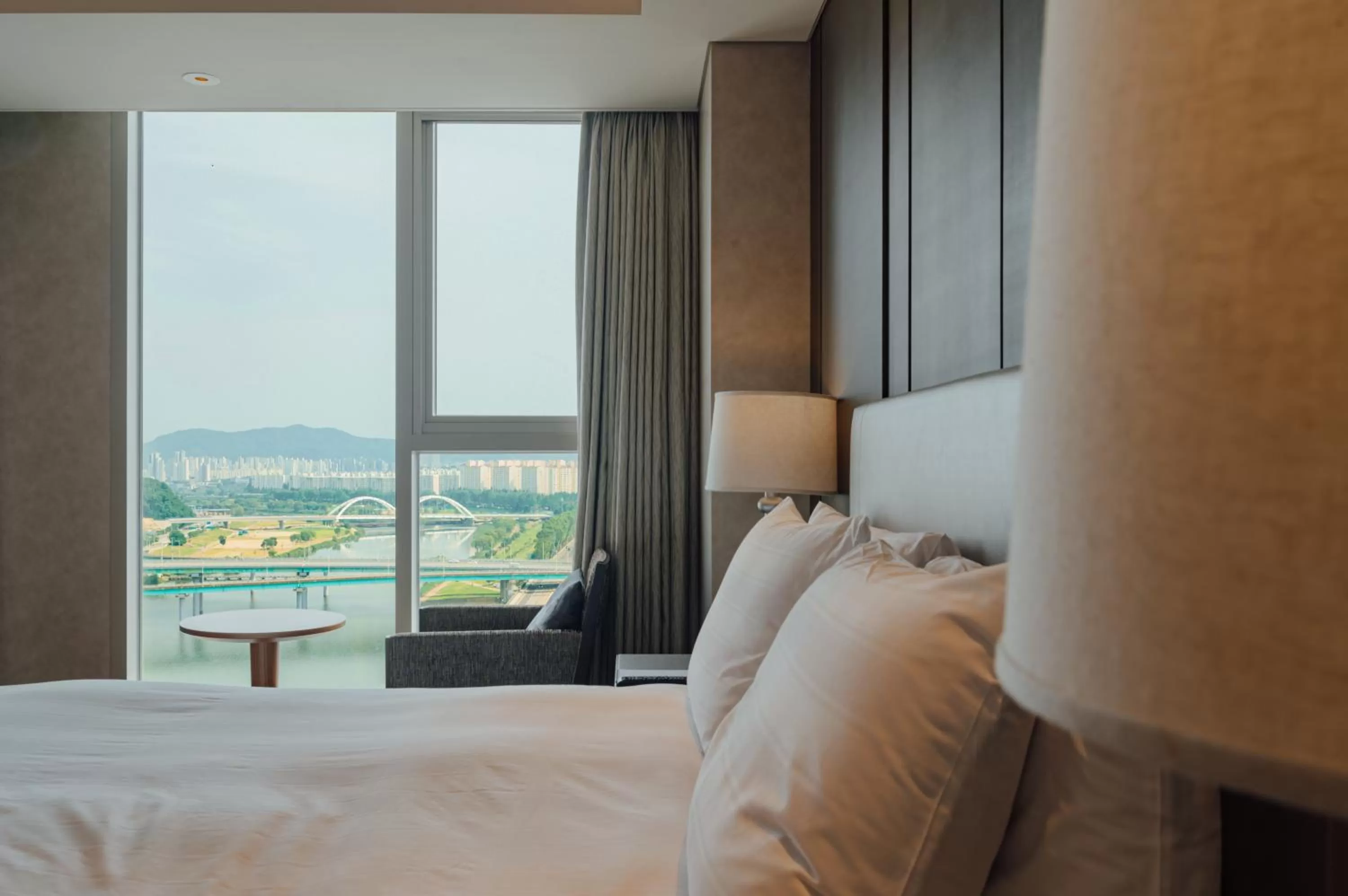 Bed in LOTTE CITY HOTEL Daejeon