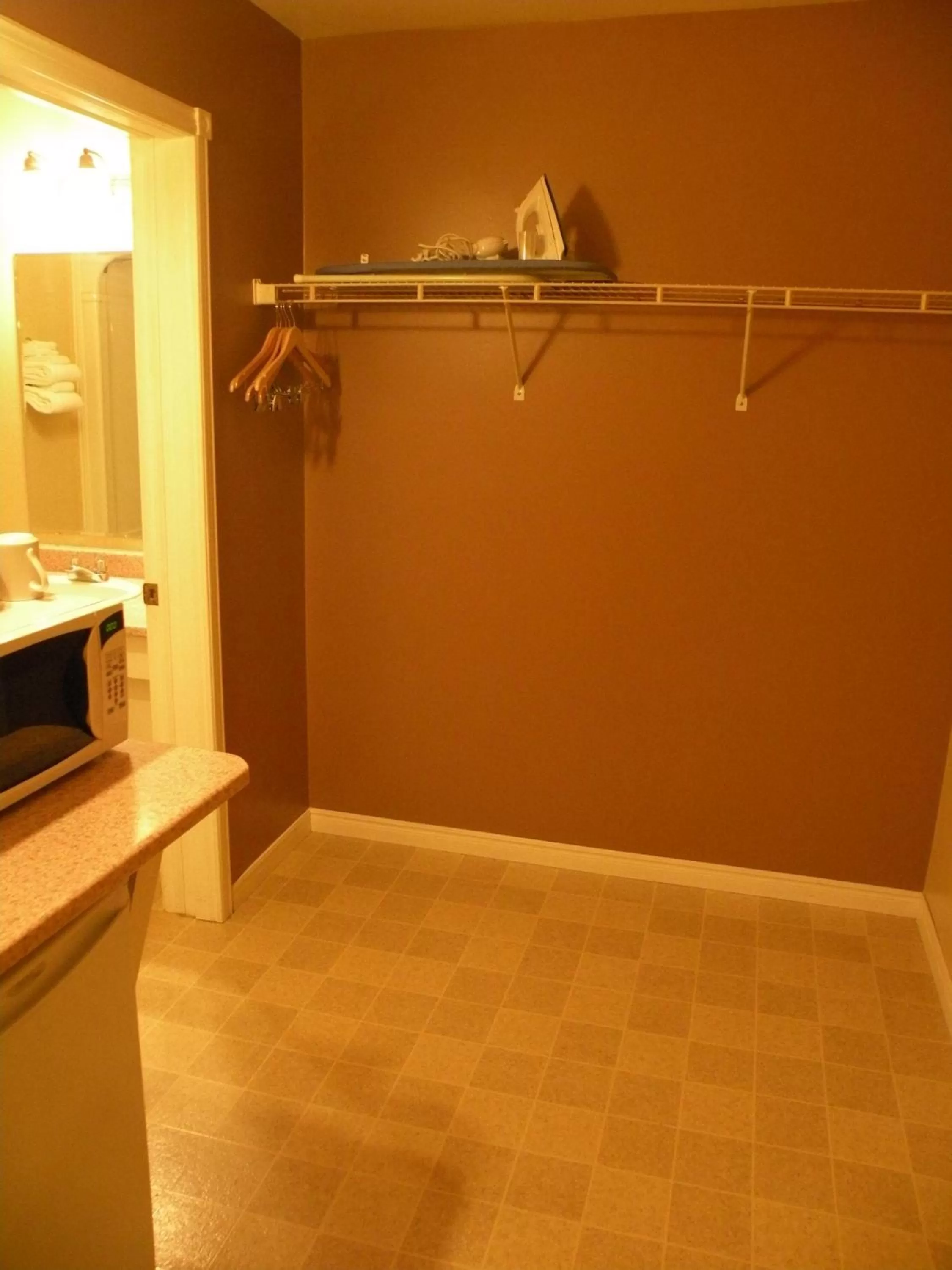 Coffee/tea facilities in Hawberry Motel