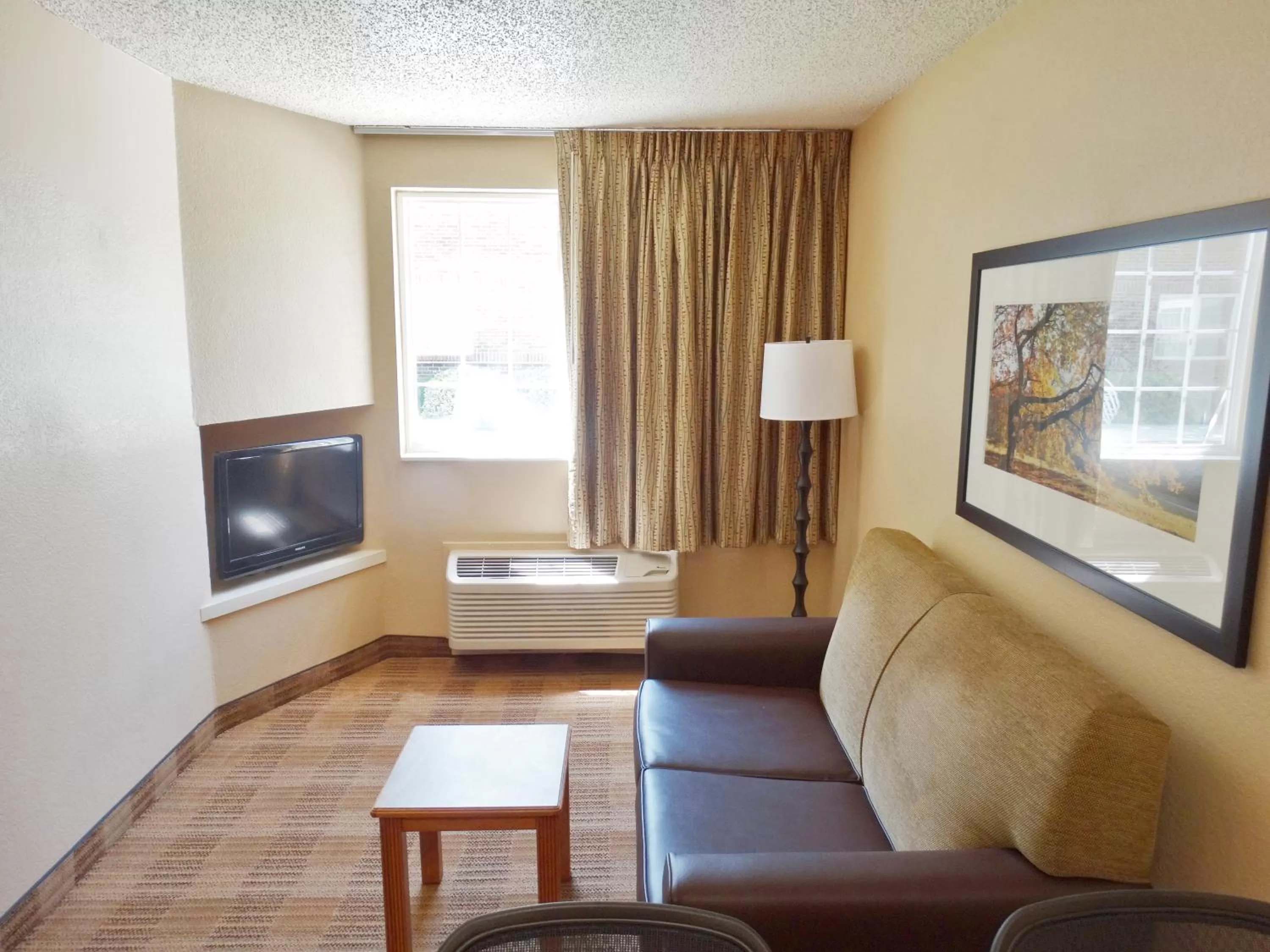 TV and multimedia in Extended Stay America Select Suites - Orlando - Lake Mary - 1040 Greenwood Blvd